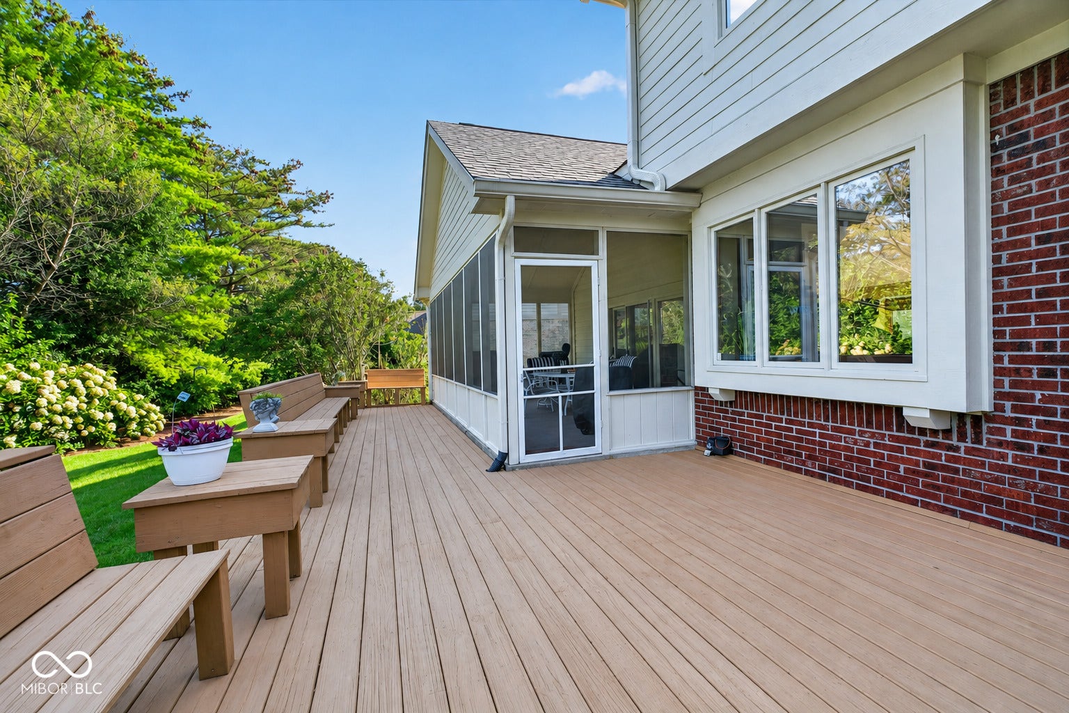 Expansive deck, with built-in seating
