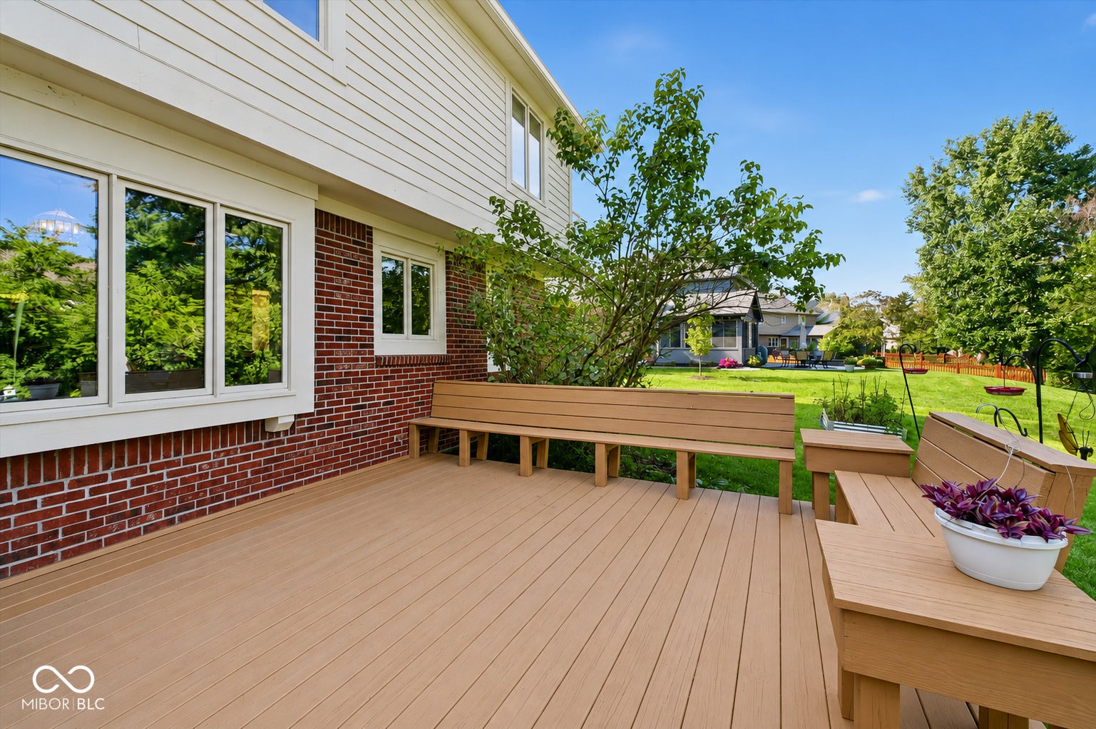 Expansive deck, with built-in seating