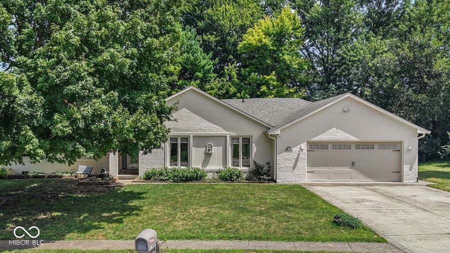 Property photo for 609 La Reforma Drive, Greenwood, IN