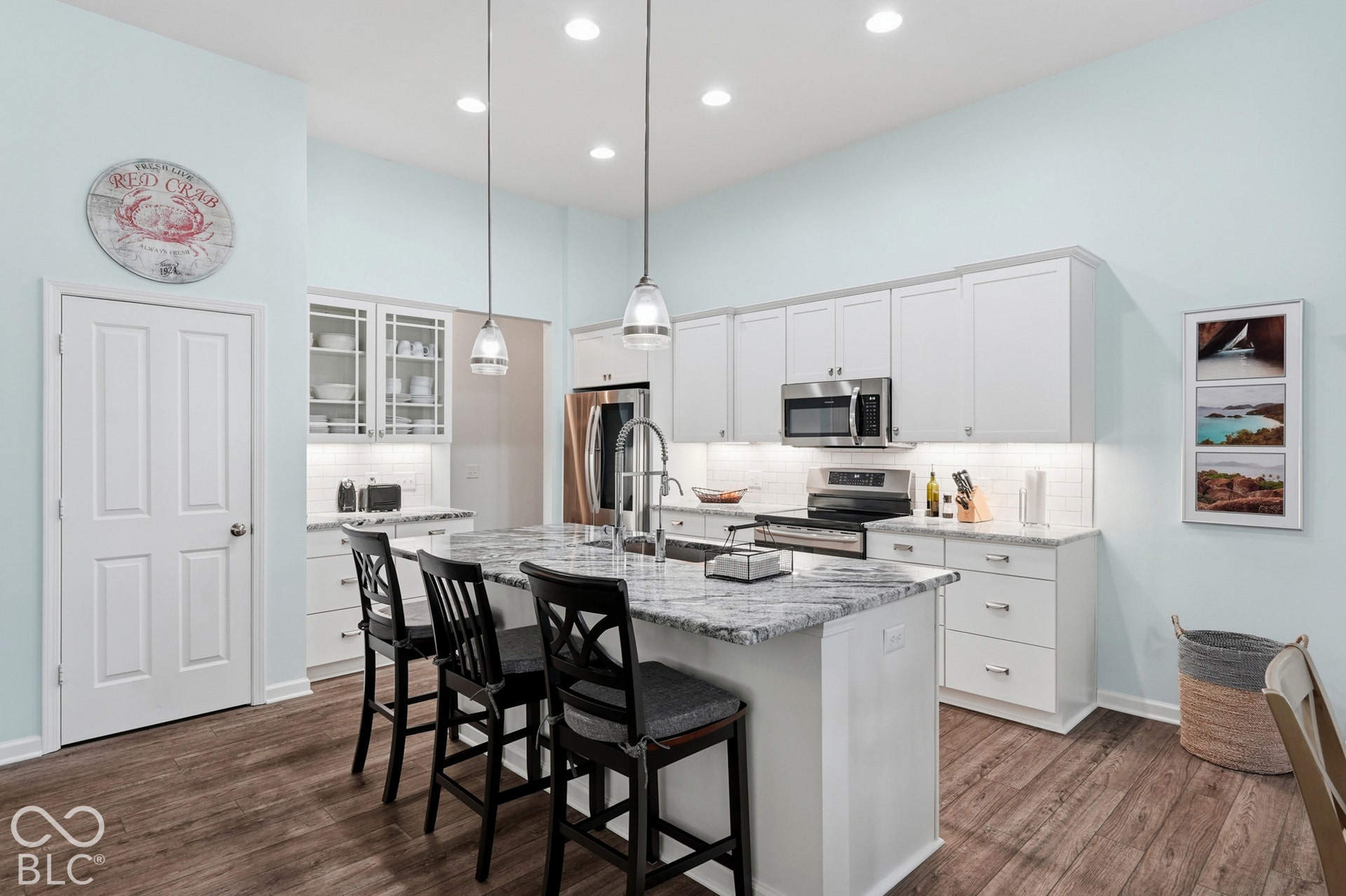 15774 Hargray Drive, Noblesville, IN 46062 Spacious breakfast bat at center island