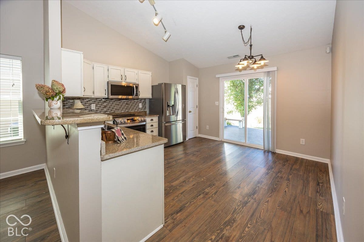 Kitchen and breakfast area w/counter dining