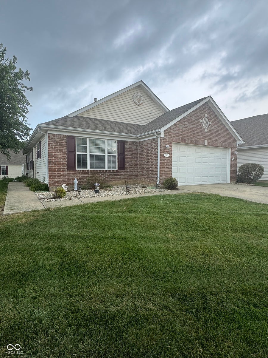 Property photo for 909 W Lincoln Park West Drive, Greenwood, IN