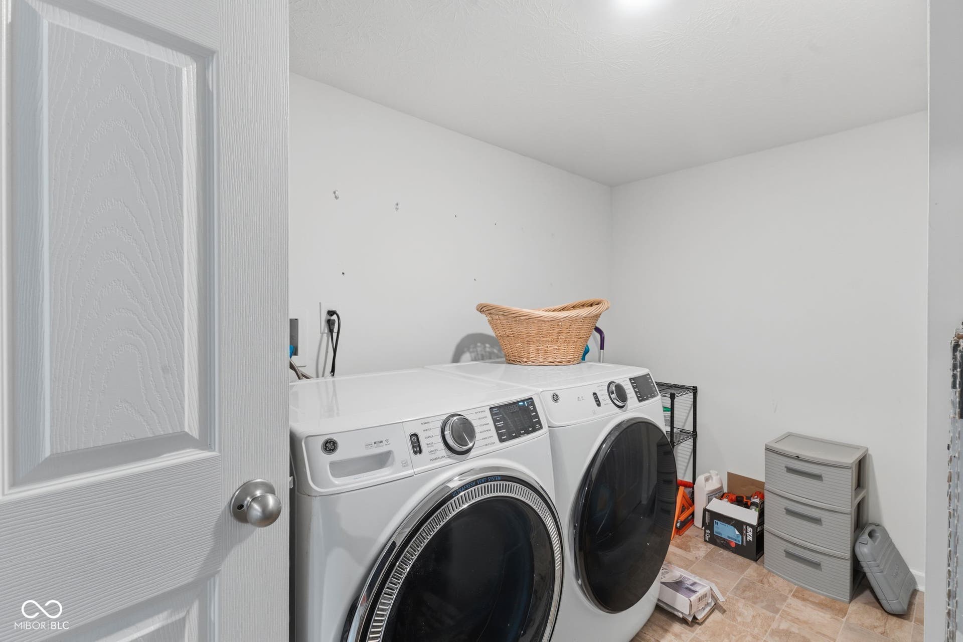 4643 Darla Court, Indianapolis, IN 46239 Dedicated laundry area with front-loading washer and dryer, vinyl flooring, and overhead lighting