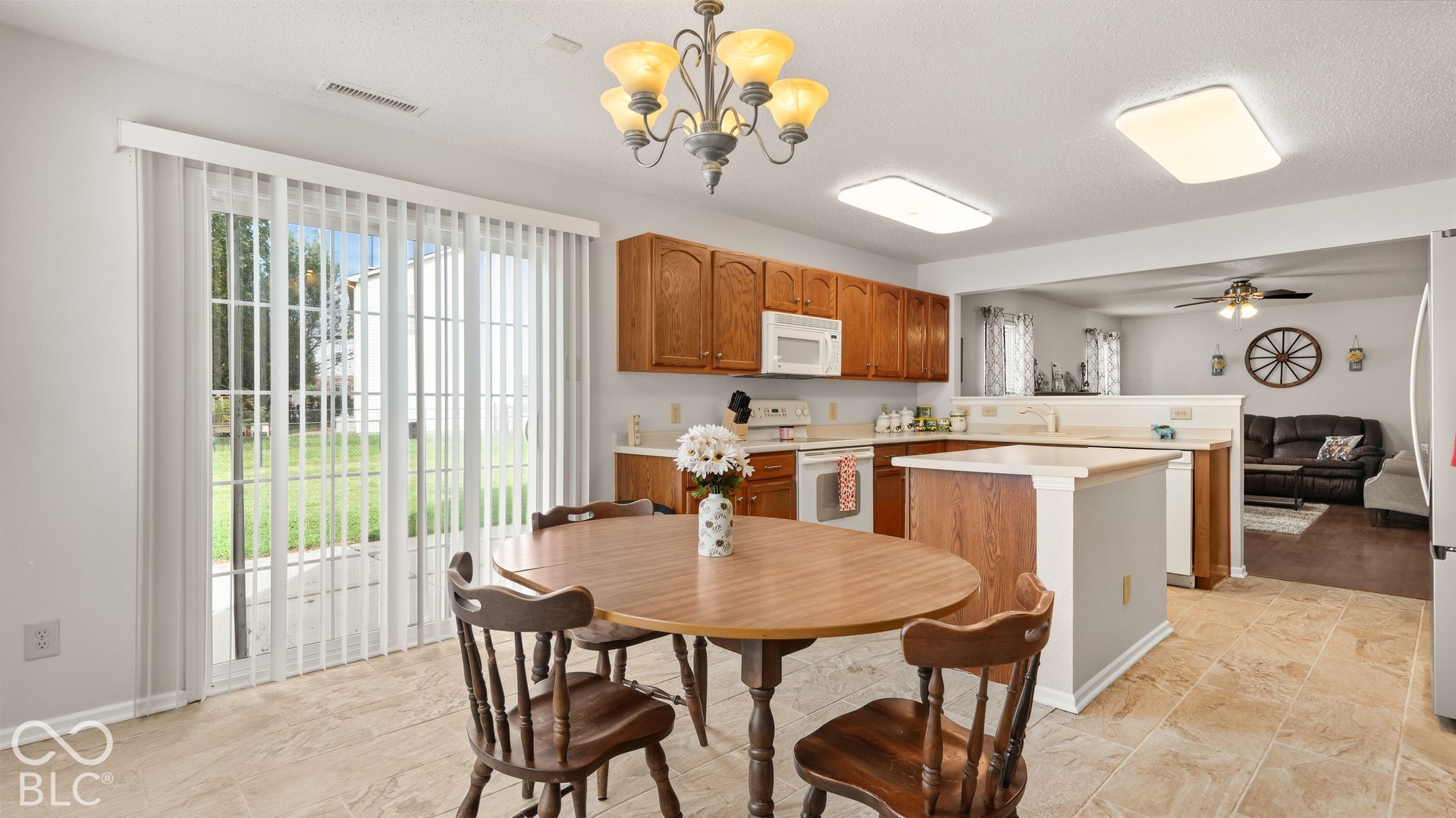 Roomy kitchen with island & breakfast area