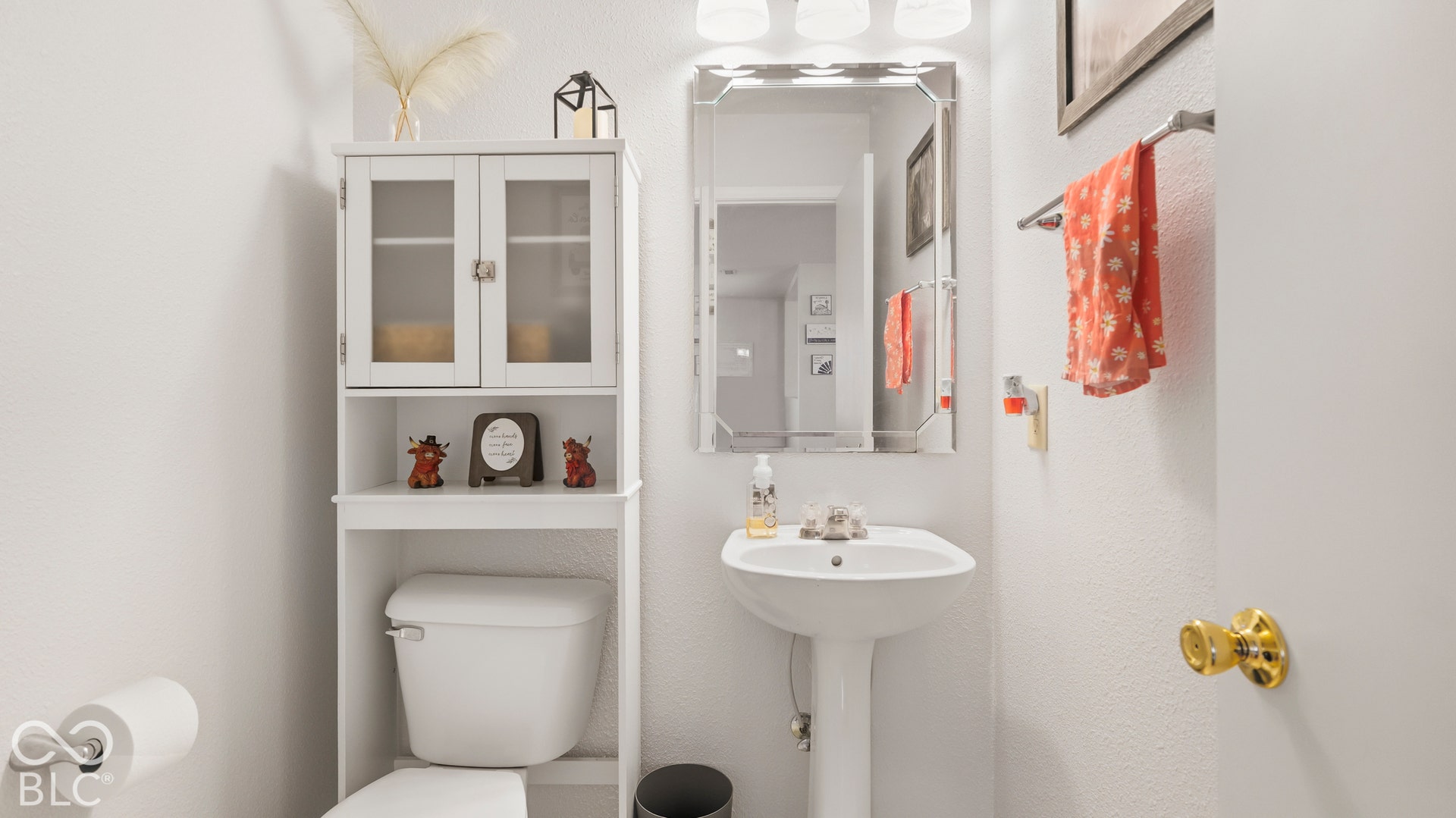 1/2 bath downstairs