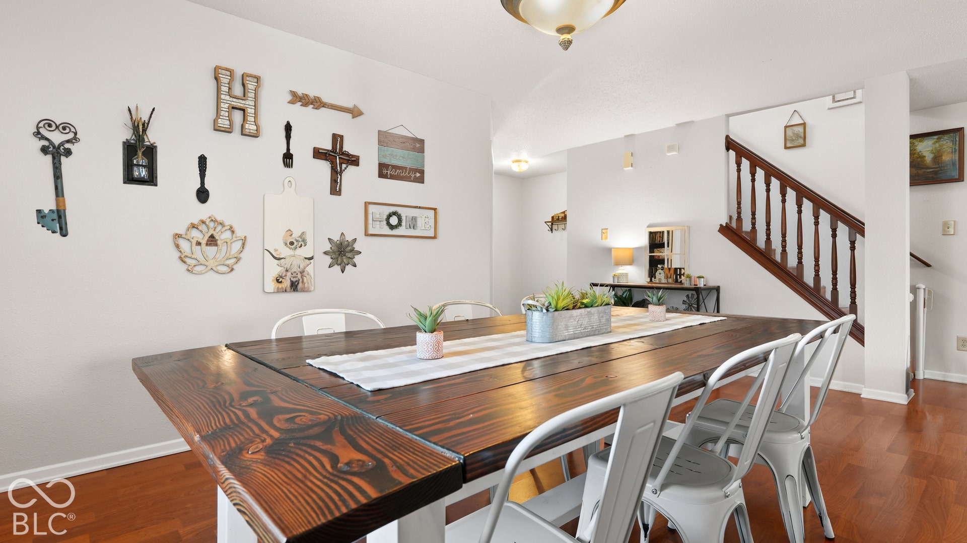 Dining area / plenty of room for family & friends