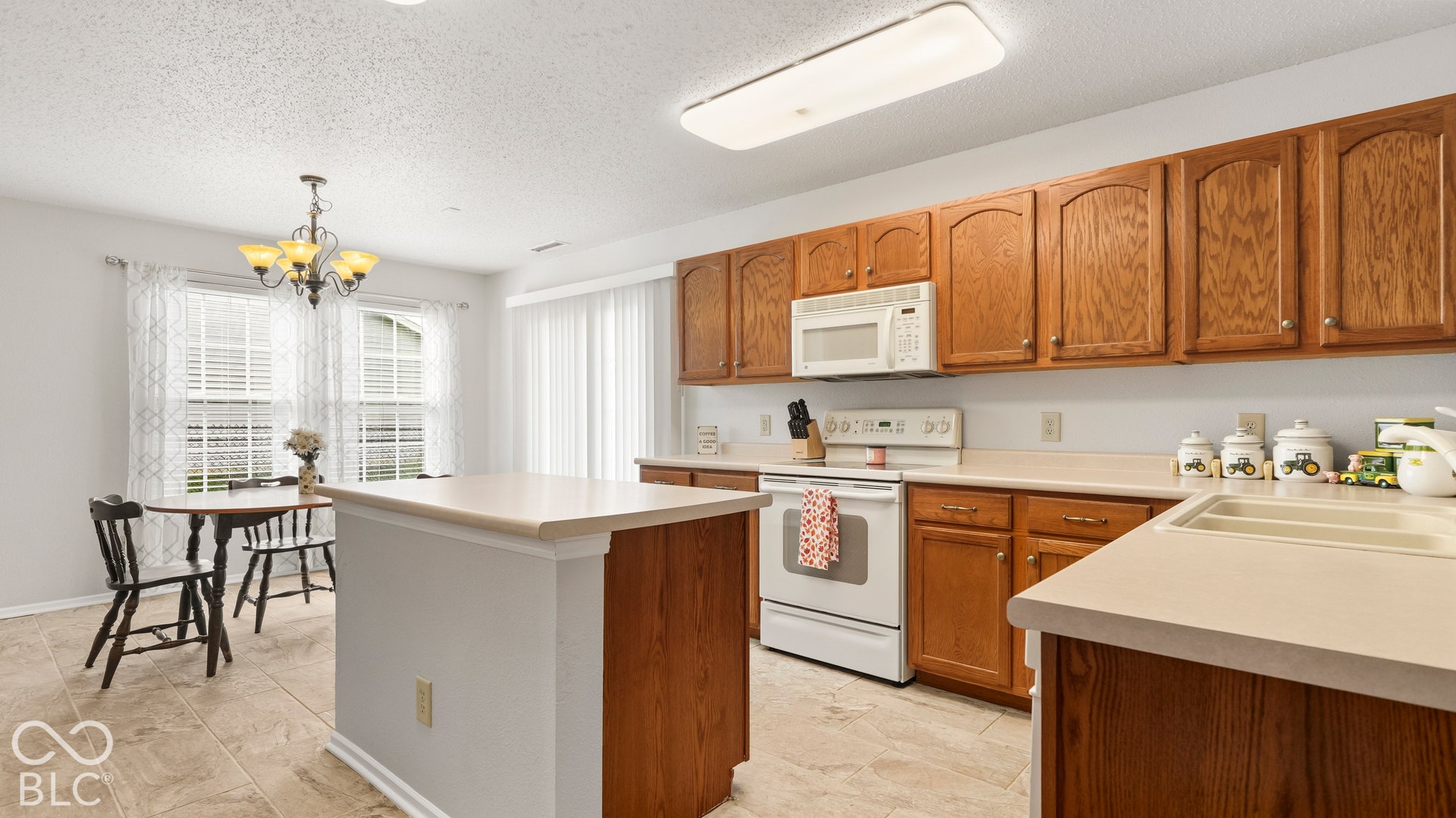 Kitchen with breakfast room / Island