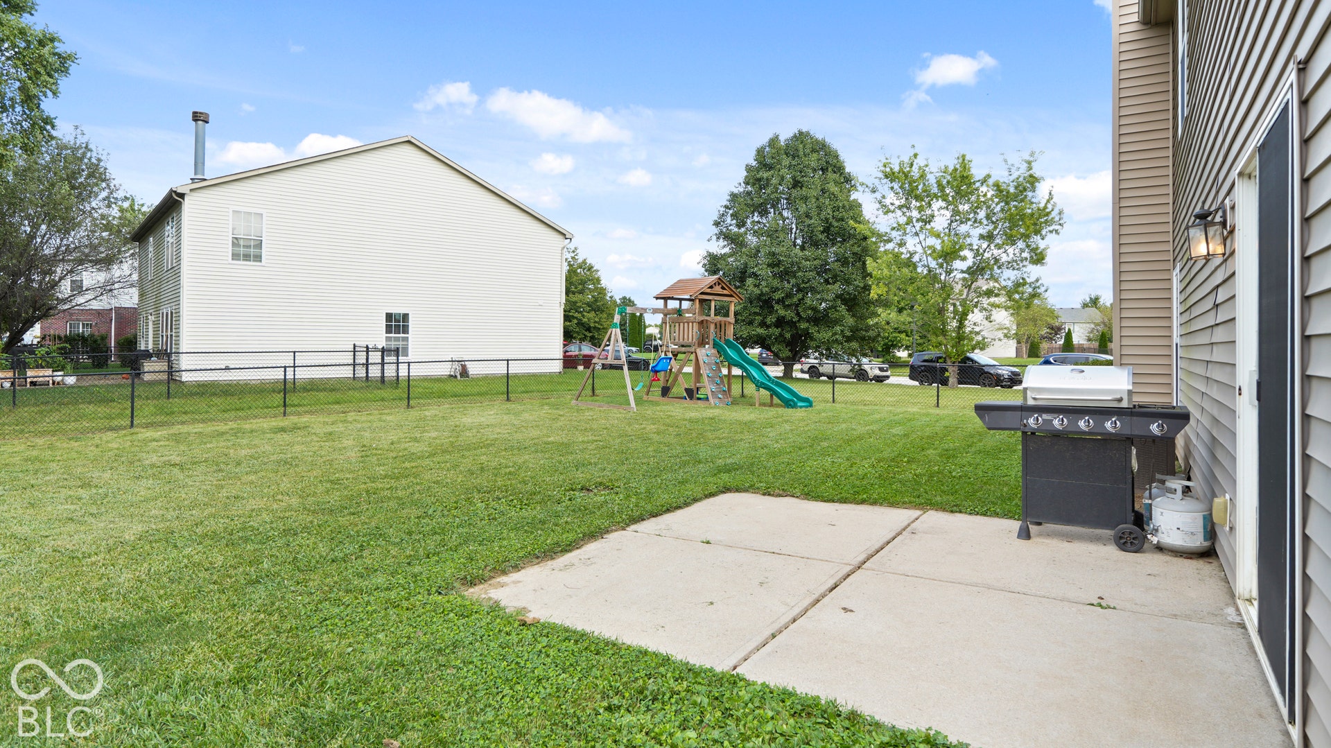 Backyard / Porch / fully fenced