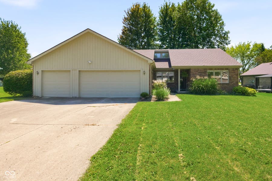 Property photo for 305 Lake View Drive, Greenfield, IN