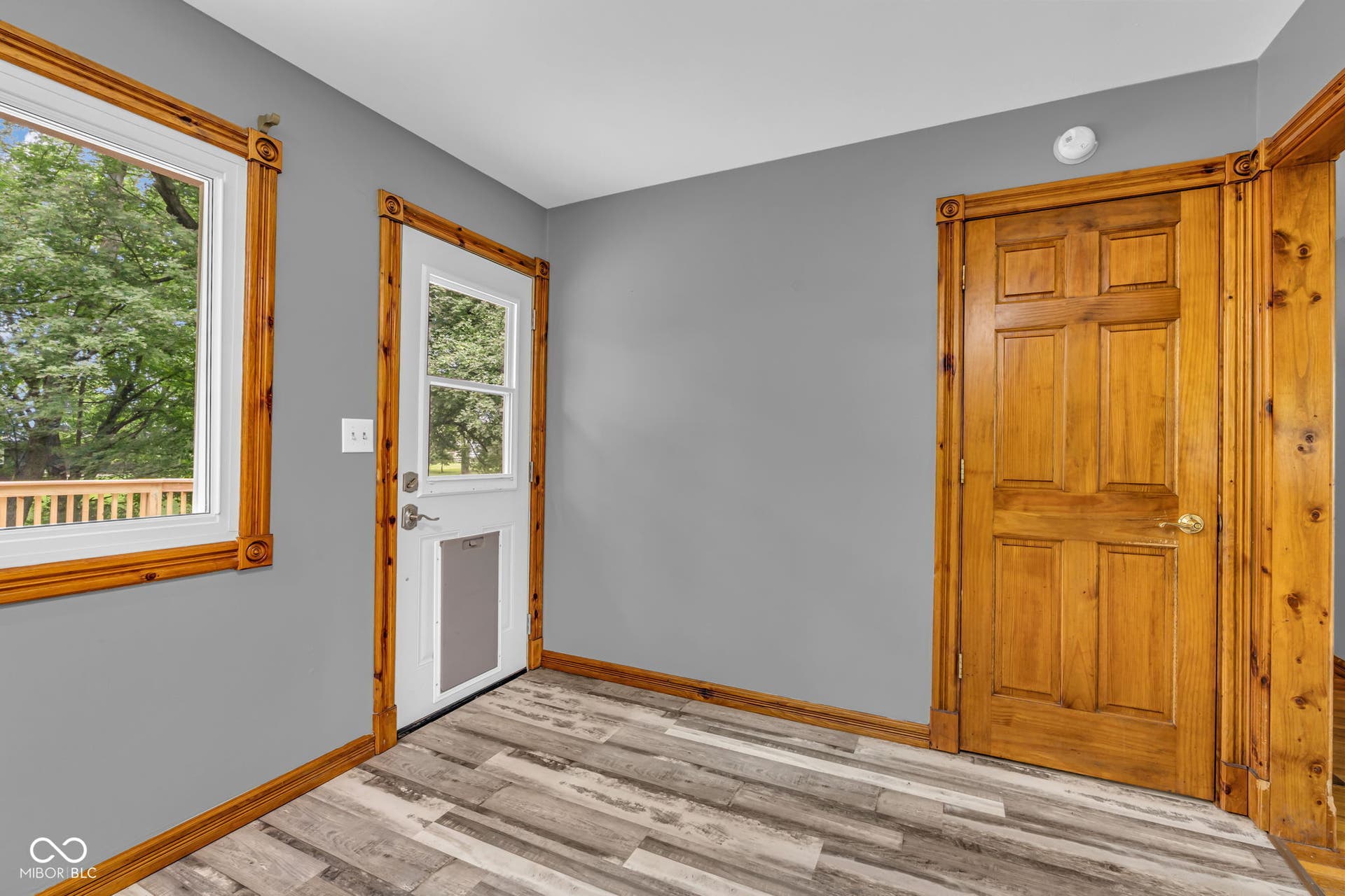 Wood-finish flooring with a multi-tone pattern