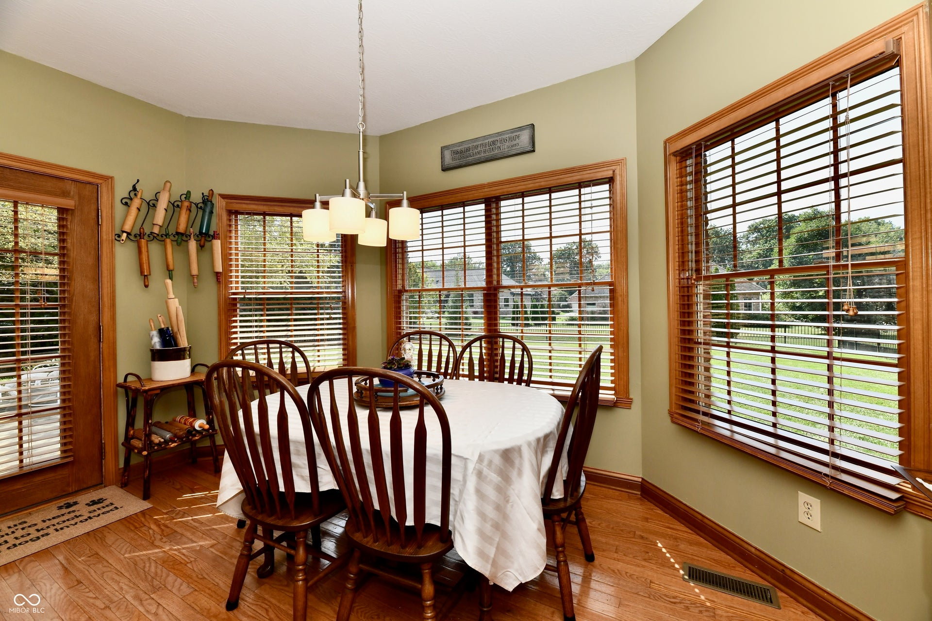 355 Connecticut Circle, Indianapolis, IN 46217