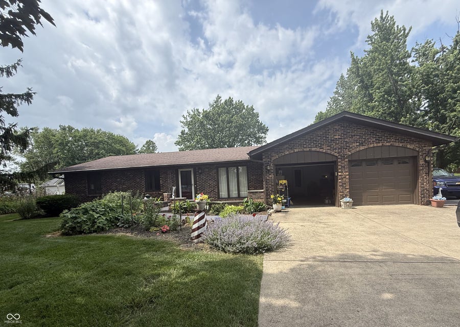 Property photo for 836 W County Line Road, Indianapolis, IN