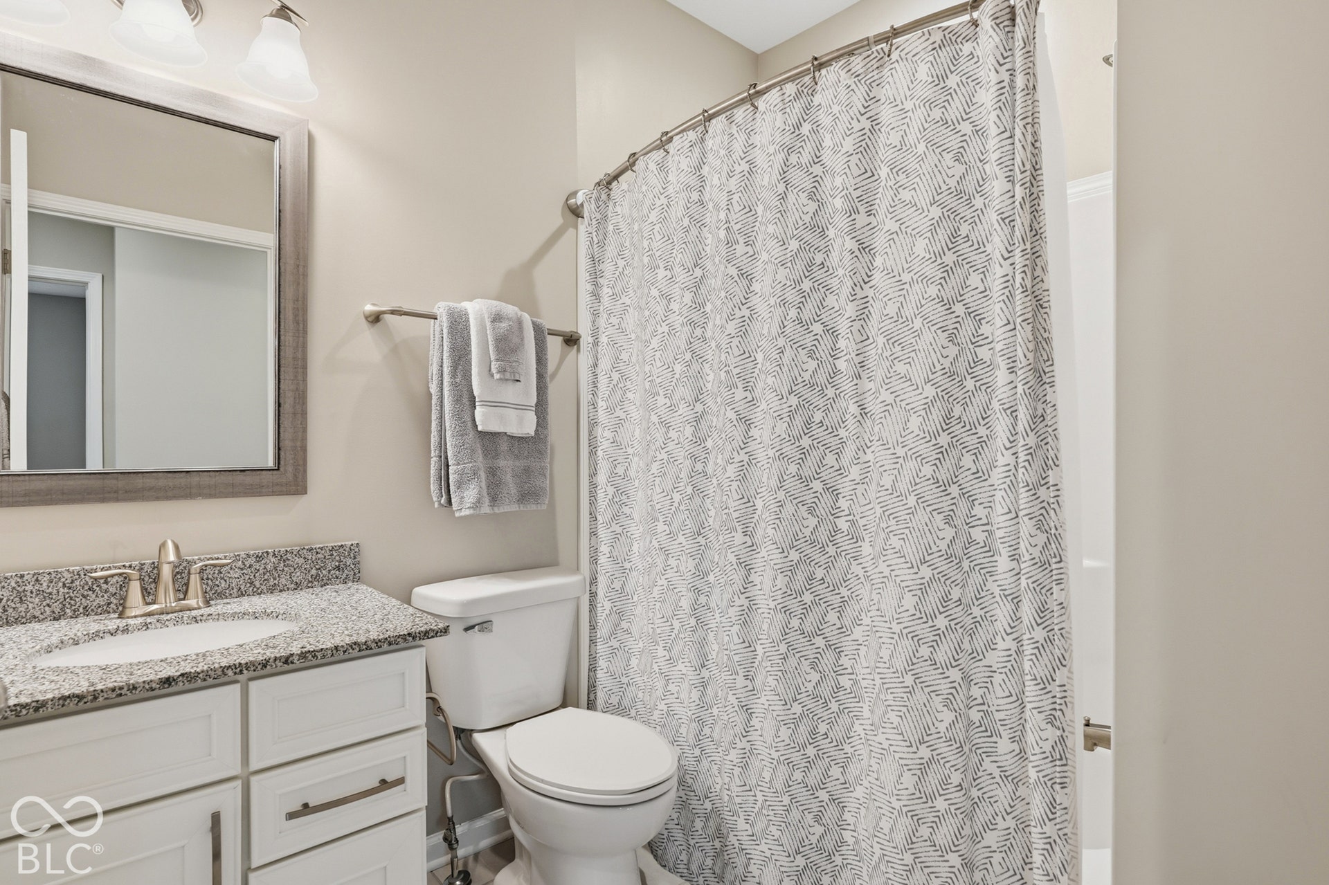 Full bathroom on the  main level.