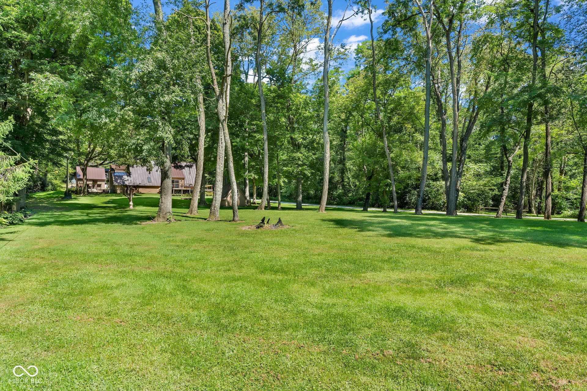 5432 W Whittier Drive, Knightstown, IN 46148 Expansive green lawn surrounded by mature trees