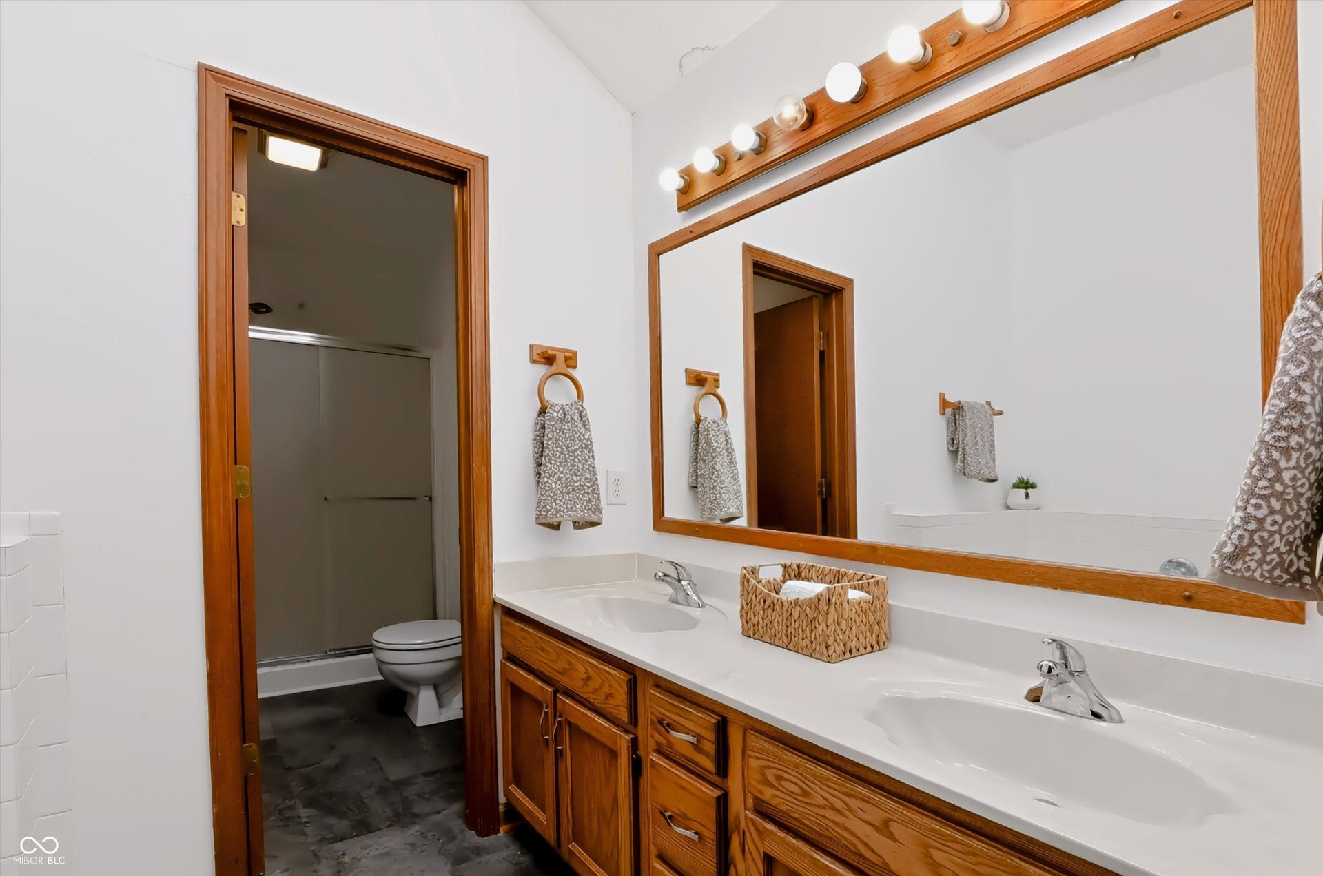 108 Glenbrook Lane, Avon, IN 46123 Primary Bathroom