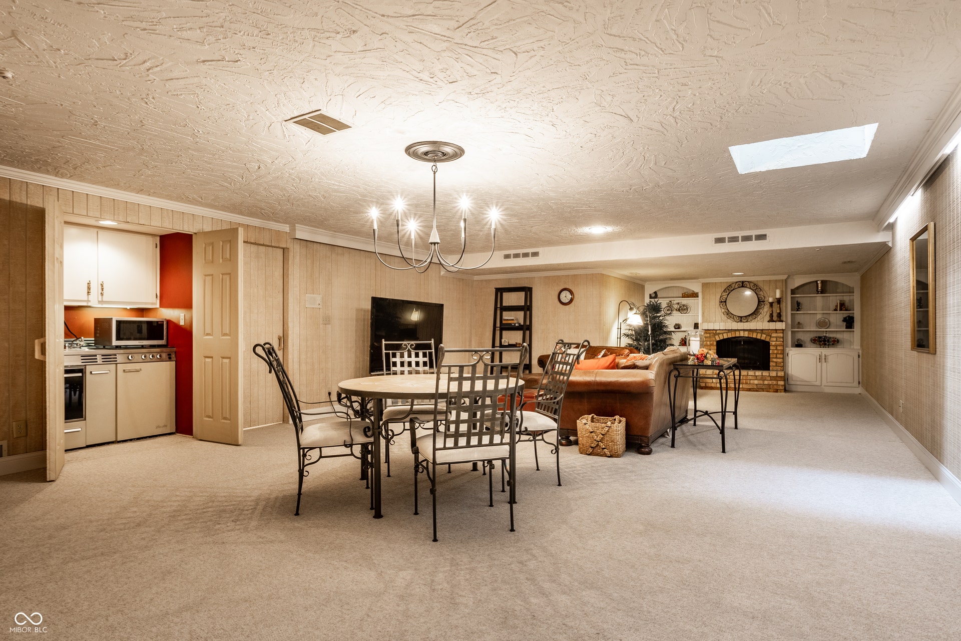 8406 Quail Hollow Road, Indianapolis, IN 46260 8406 Quail Hollow Road, Indianapolis, IN 46260