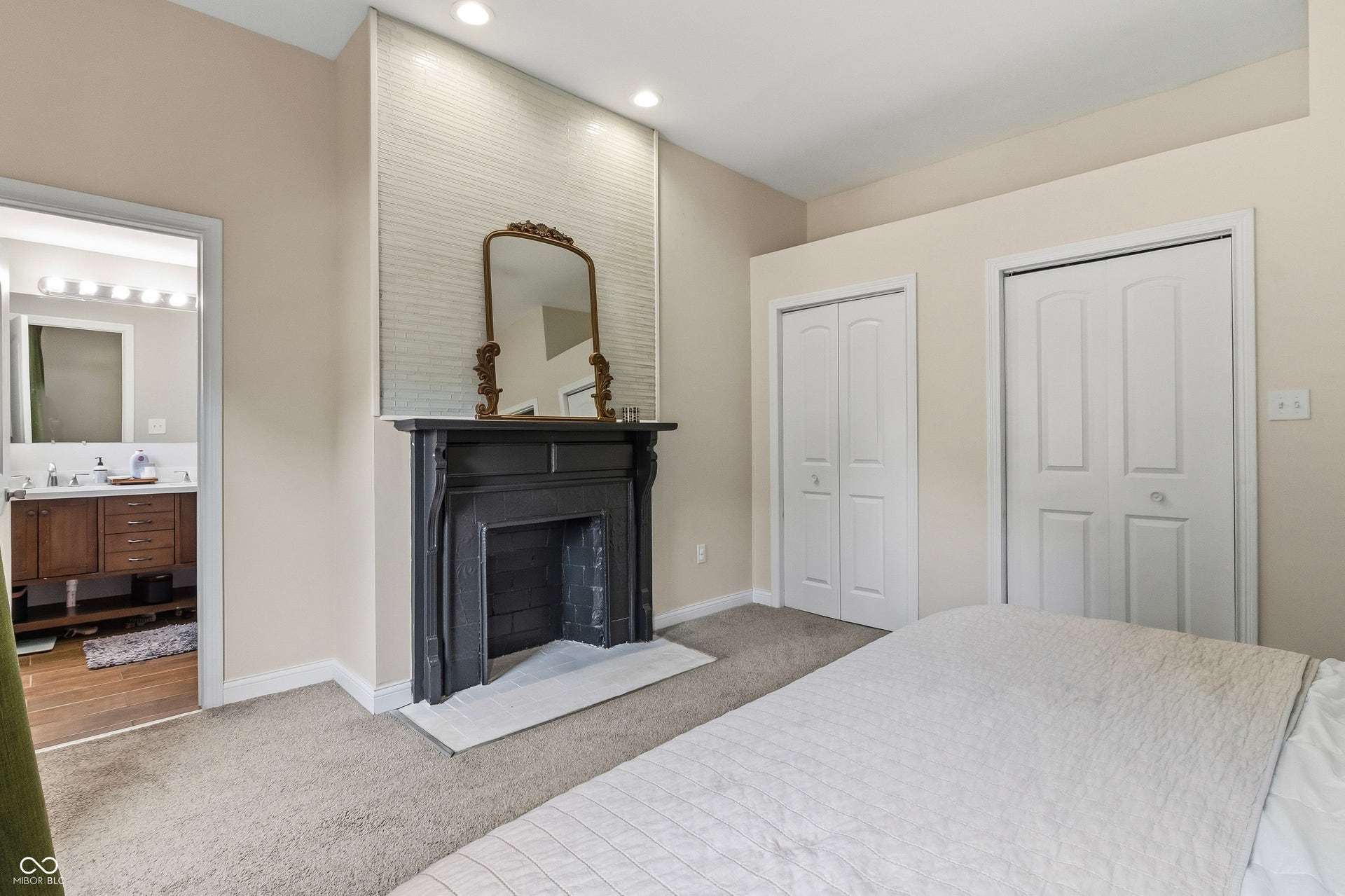 Entry to en suite full primary bath