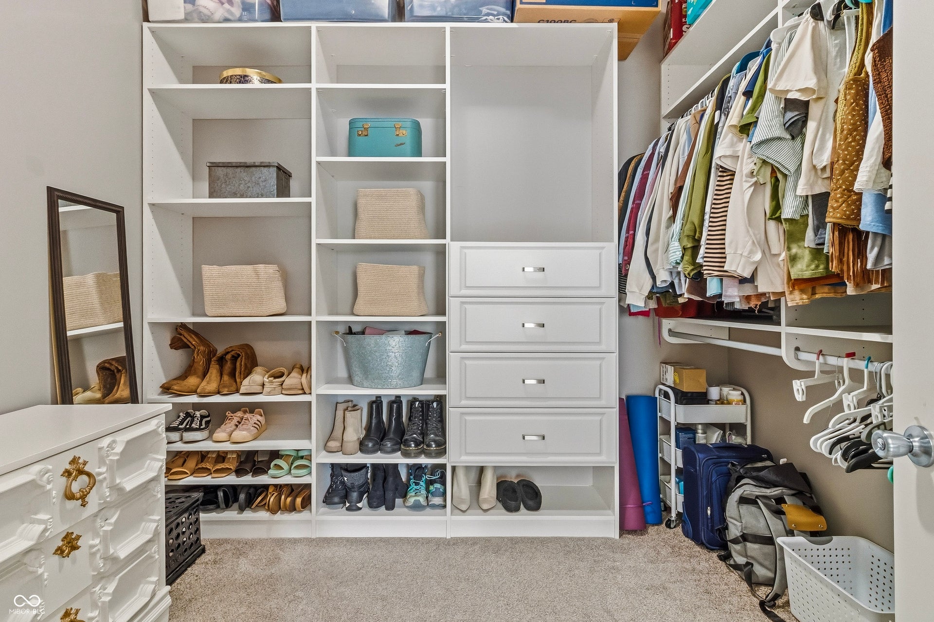 Integrated closet system featuring multiple drawers and dedicated hanging rods