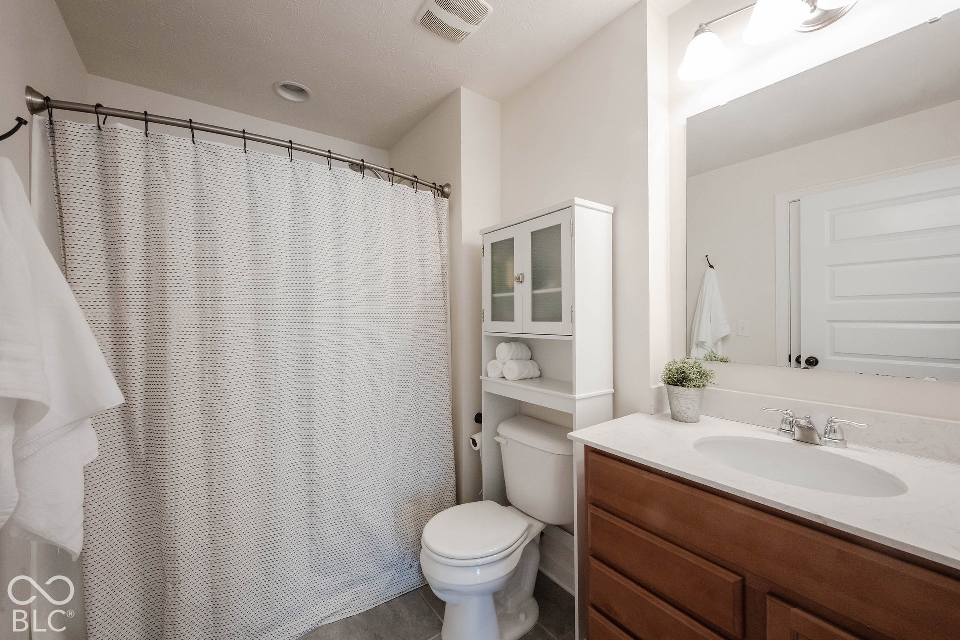 11614 Platt Street, Noblesville, IN 46060 One of 2 full baths on the main floor - this connects to BR #3 and is also accessible from the hallway, across from BR#2.