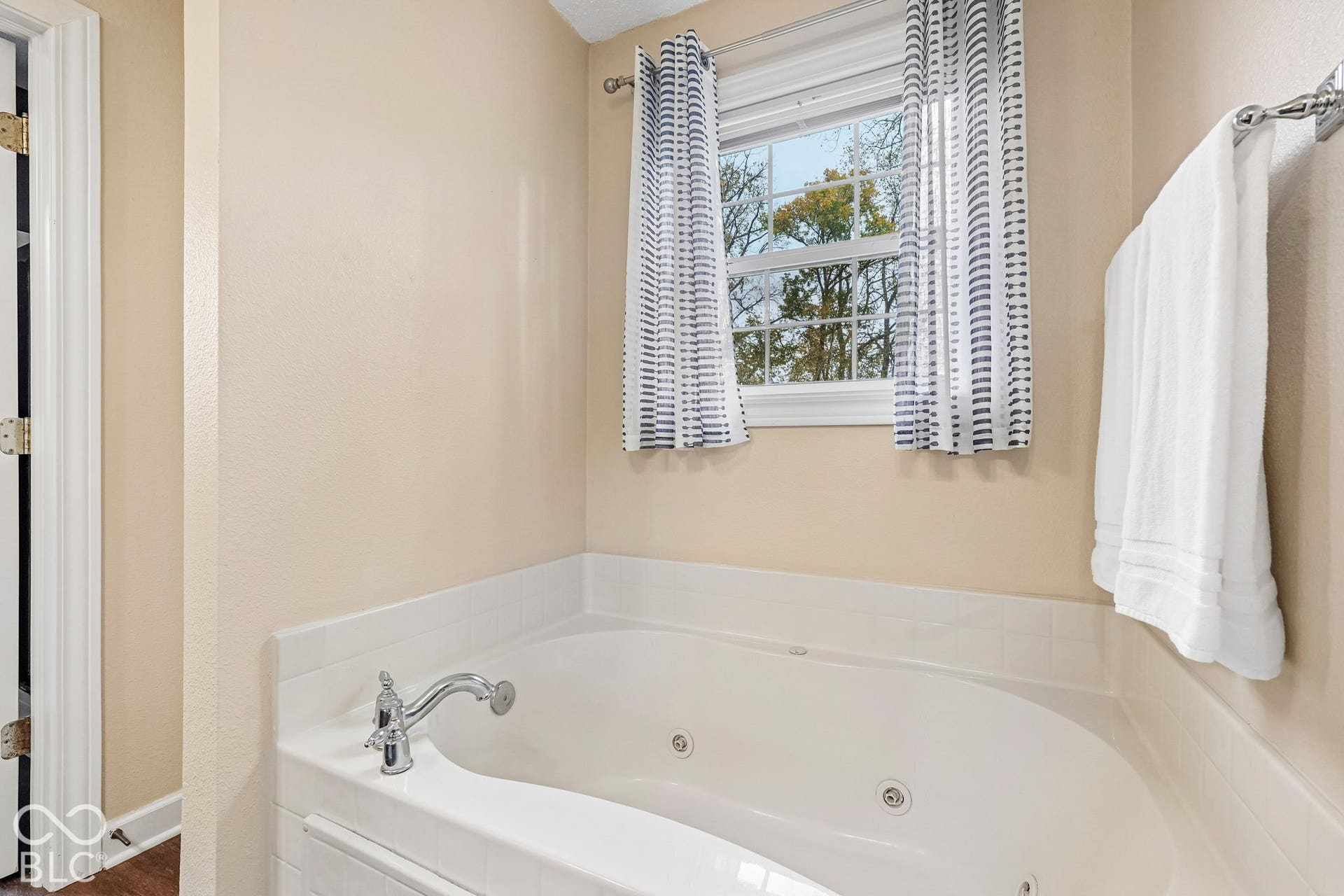 Deep jetted tub located in the primary bathroom suite