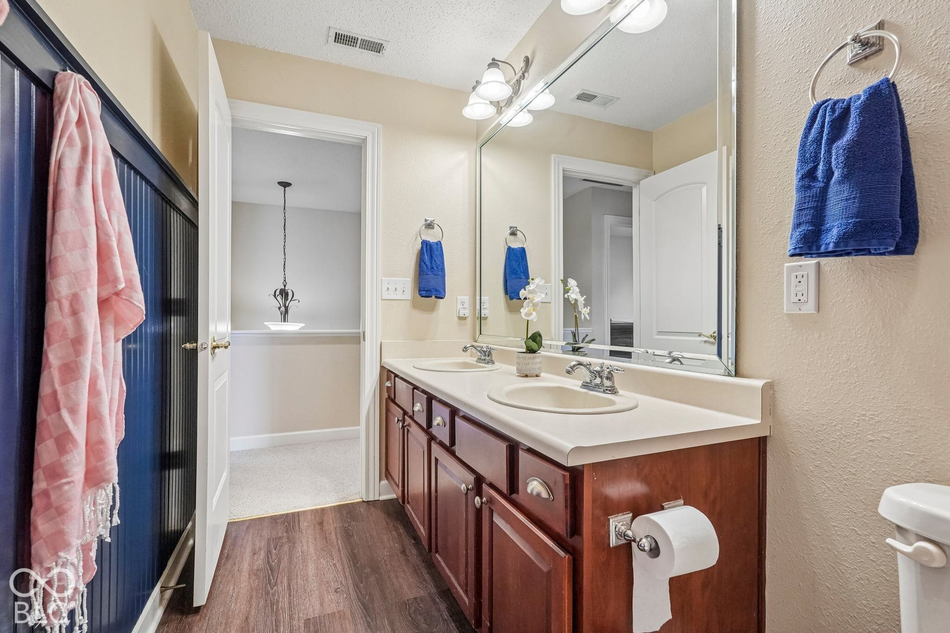Upstairs full bathroom