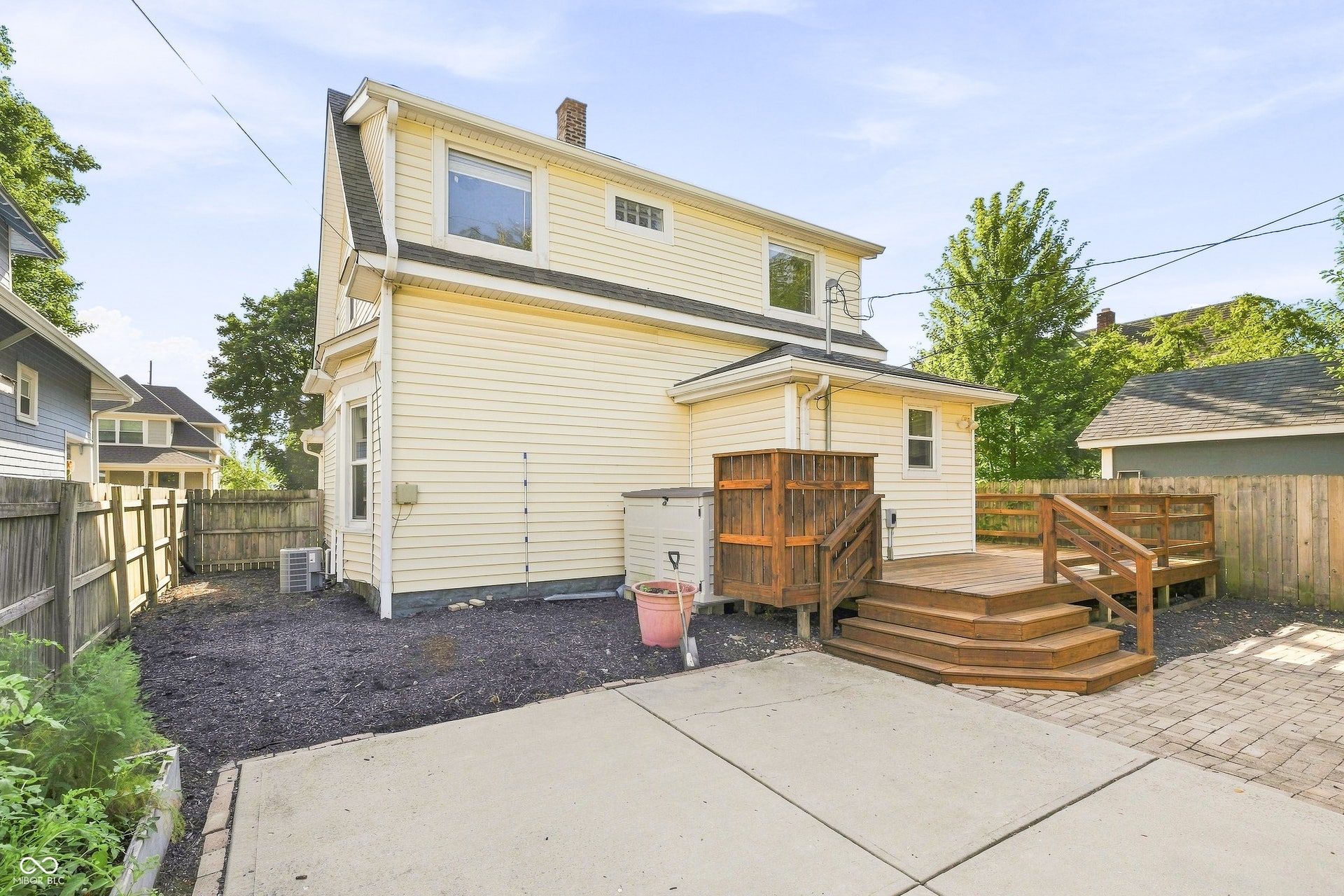 952 Eastern Avenue, Indianapolis, IN 46201 Low maintenance yard and useable space