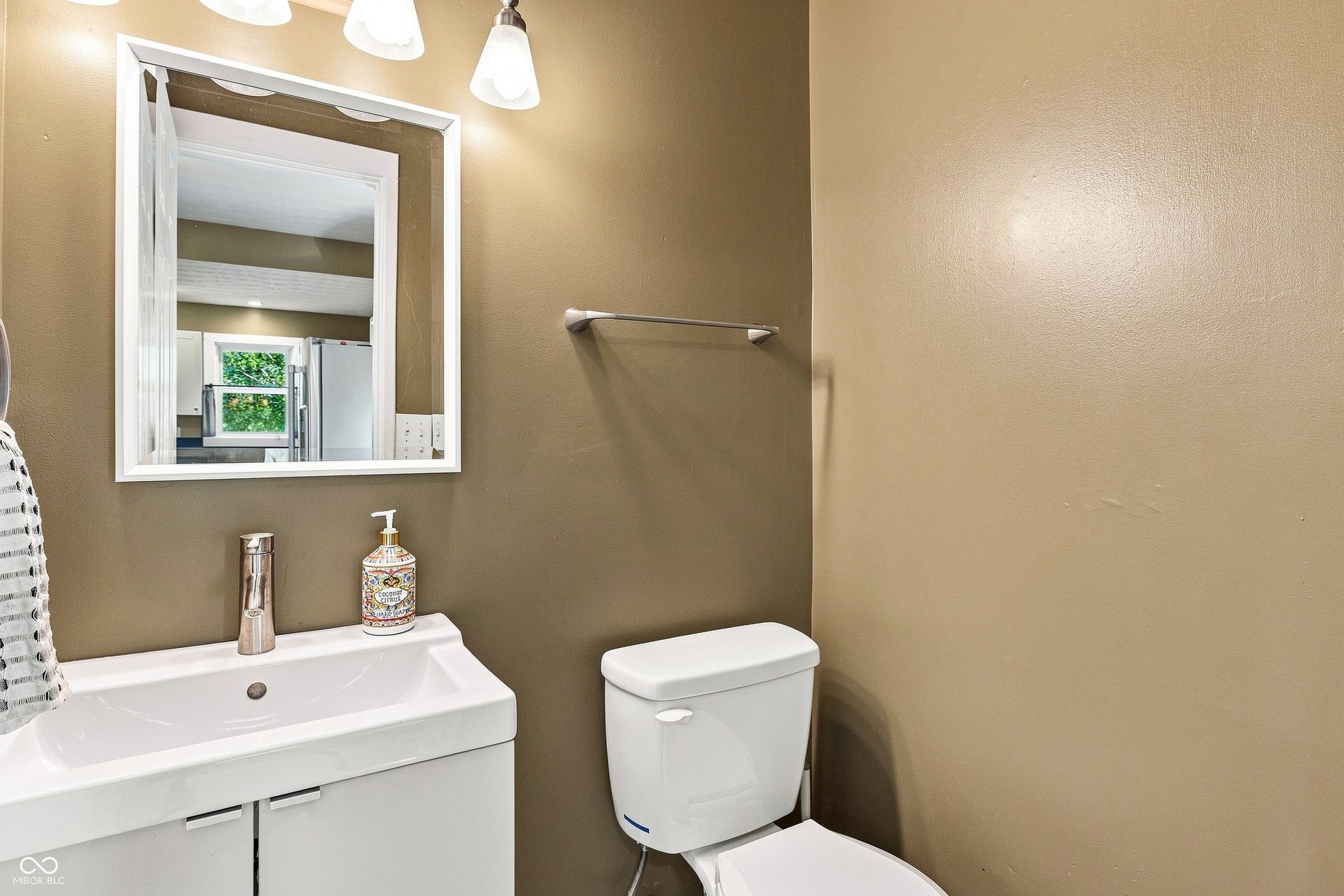 952 Eastern Avenue, Indianapolis, IN 46201 Half bath on main off of kitchen