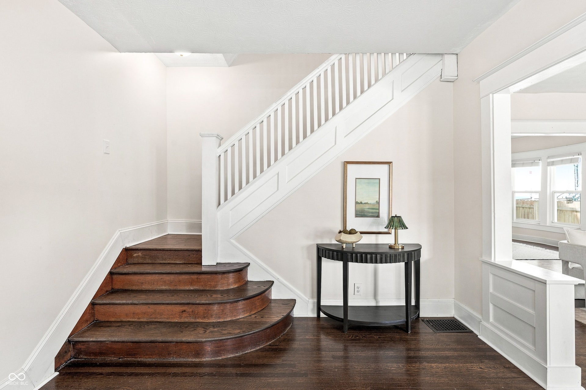 952 Eastern Avenue, Indianapolis, IN 46201 Historic tiger-striped oak treads and floors