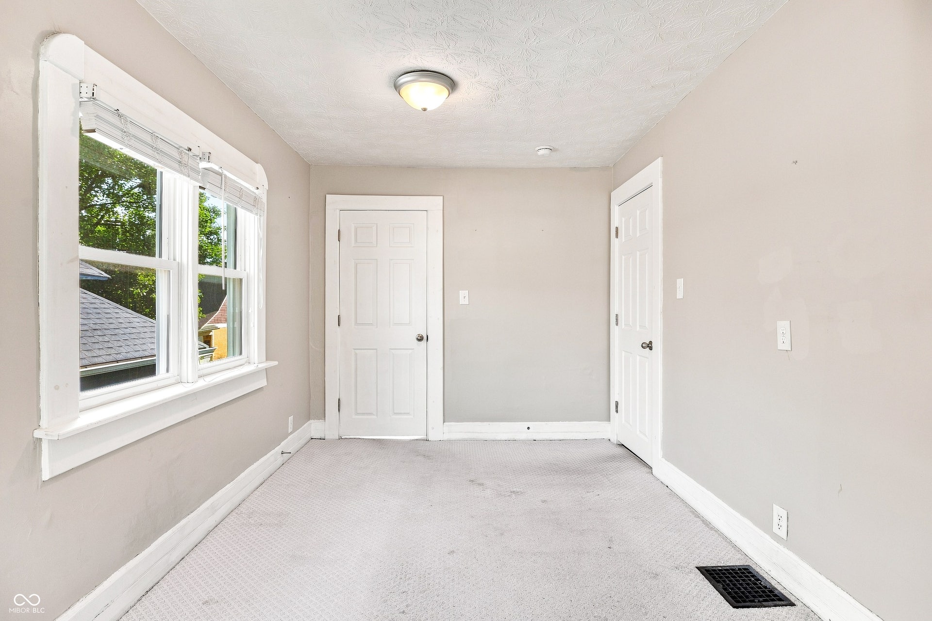 952 Eastern Avenue, Indianapolis, IN 46201 Dual windows