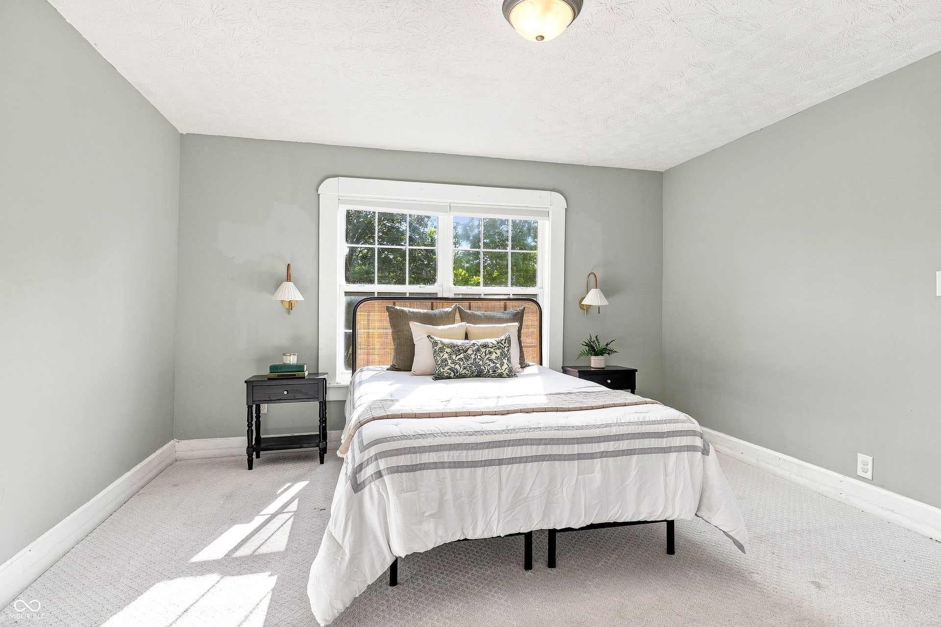 952 Eastern Avenue, Indianapolis, IN 46201 Primary bed on upper