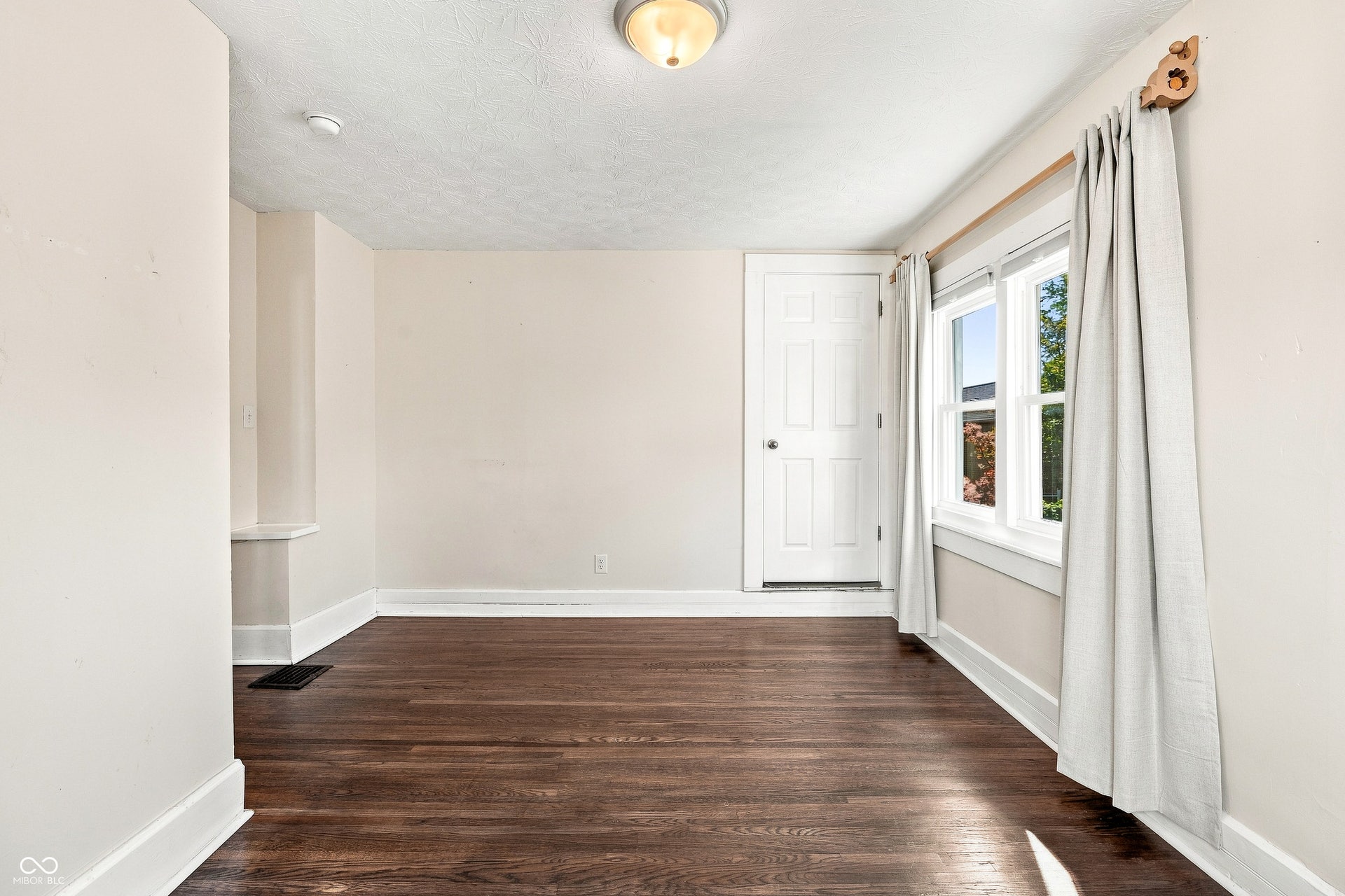 952 Eastern Avenue, Indianapolis, IN 46201 Great space with nice closet