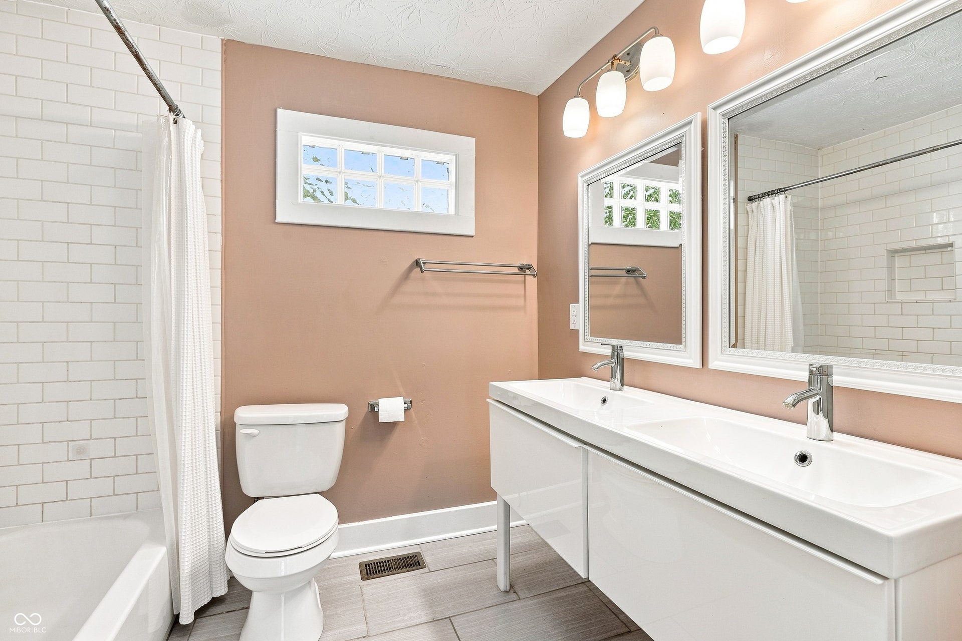 952 Eastern Avenue, Indianapolis, IN 46201 Remodeled full bath