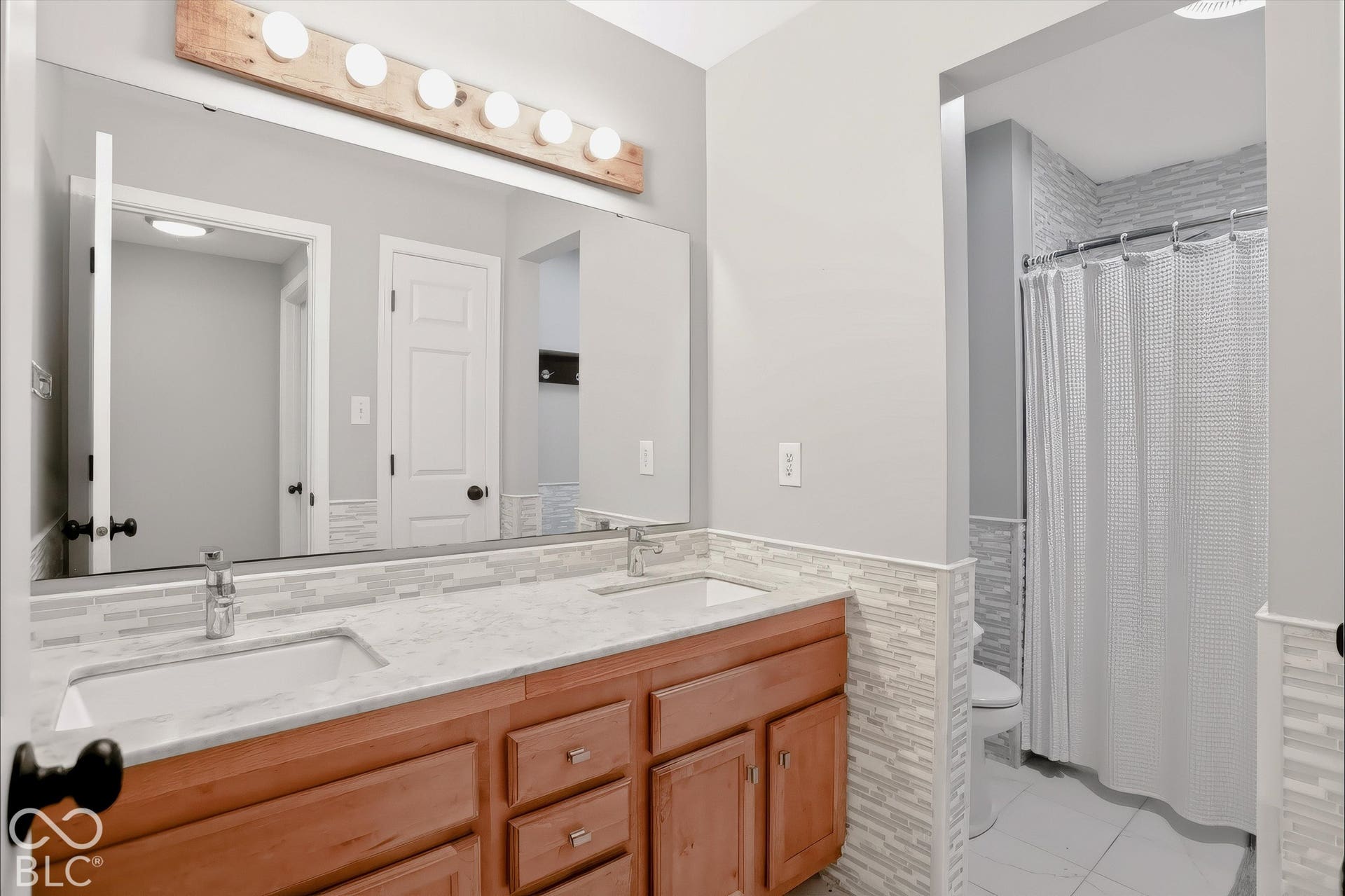 1040 Sullivans Ridge, Zionsville, IN 46077