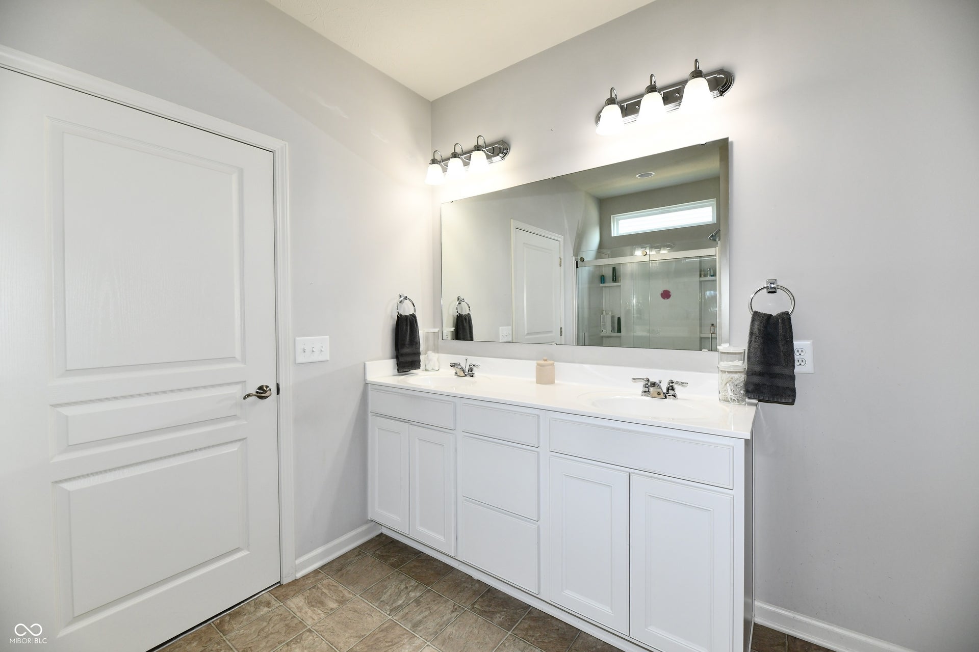 Dual vanity with white cabinetry