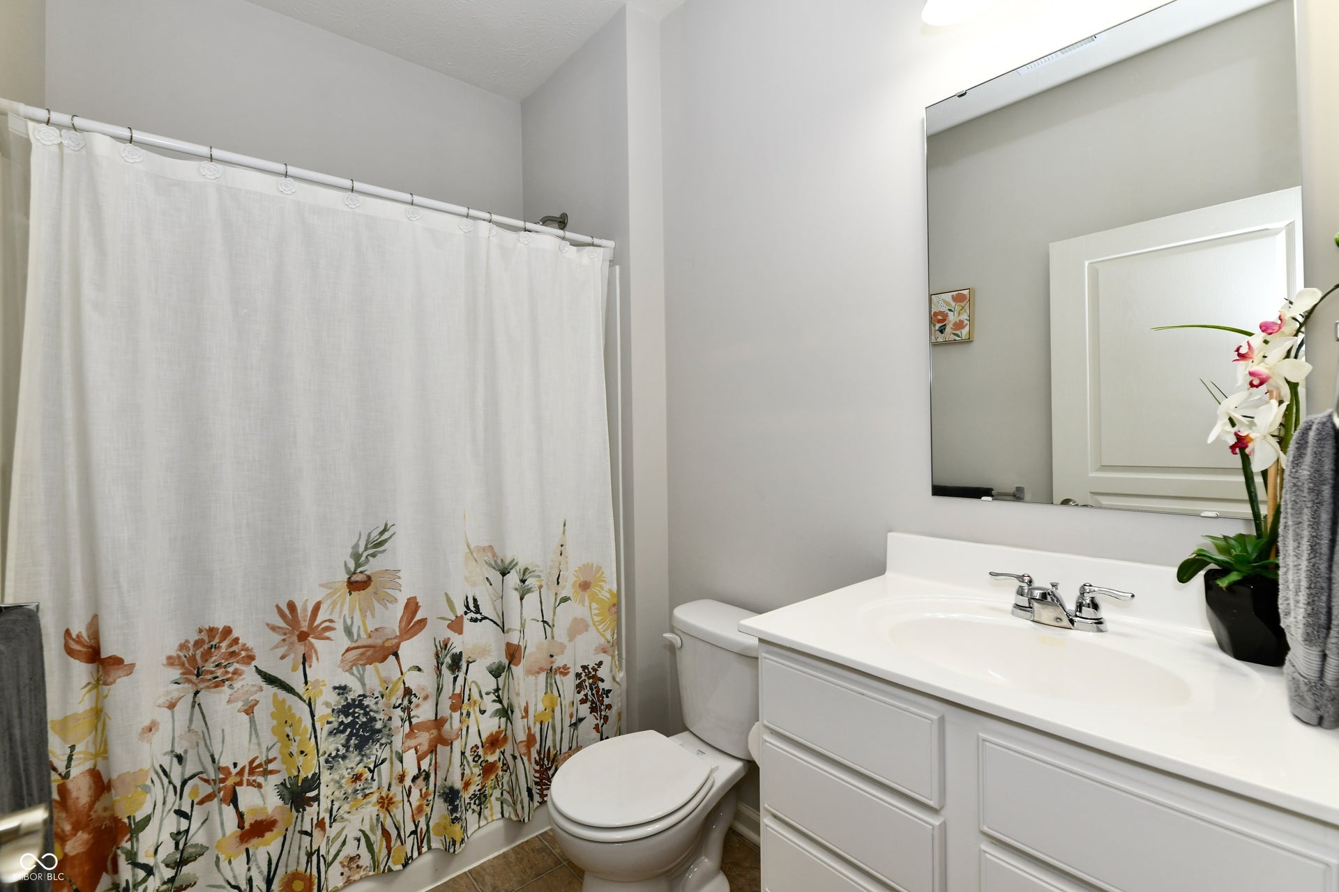 Main bath with shower/tub combo