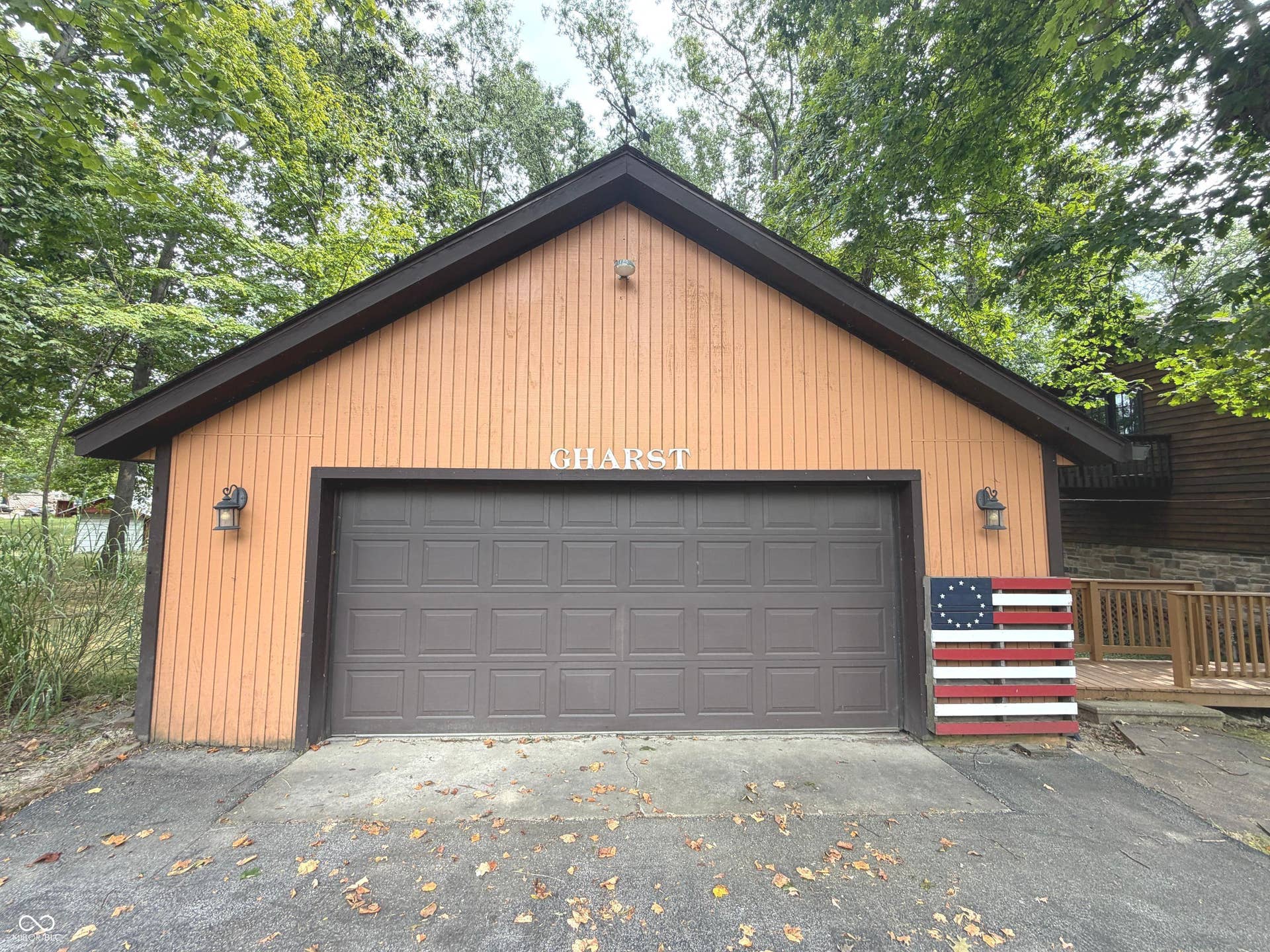 Oversized 2 car garage