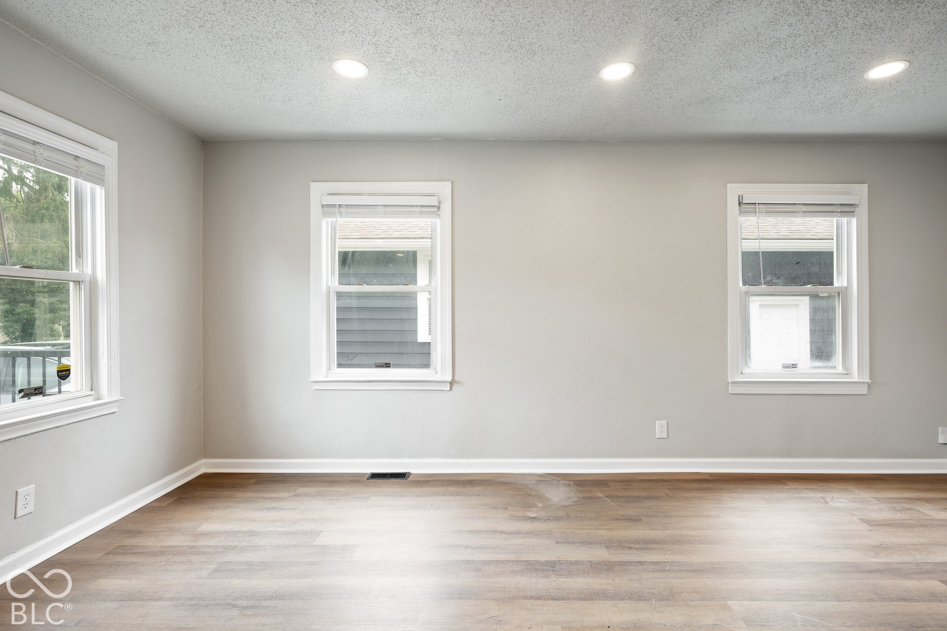 4911 Rosslyn Avenue, Indianapolis, IN 46205 Living Room