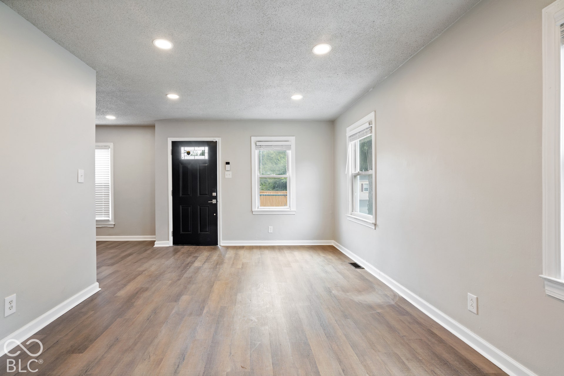 4911 Rosslyn Avenue, Indianapolis, IN 46205 Living Room