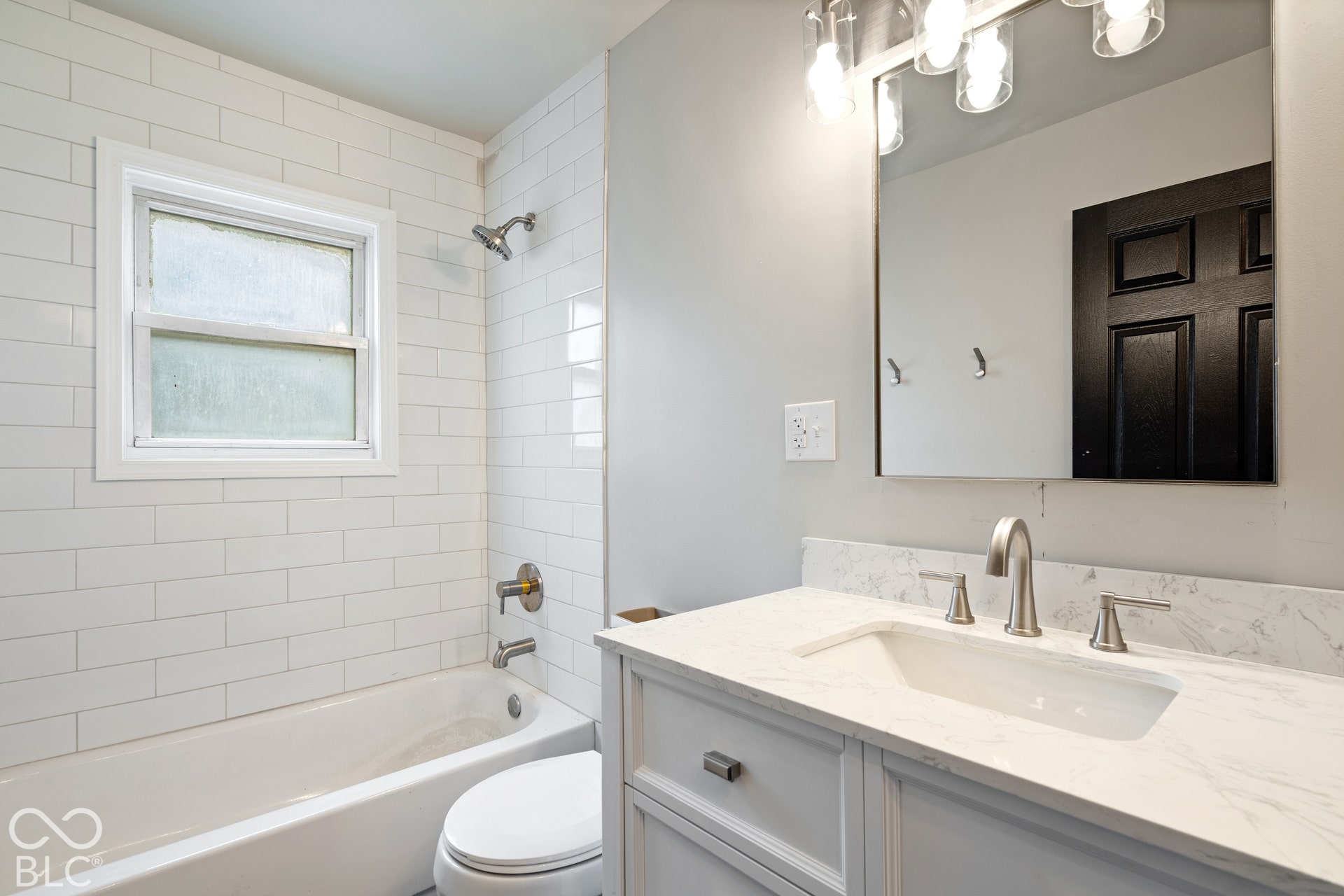 4911 Rosslyn Avenue, Indianapolis, IN 46205 Full Bathroom