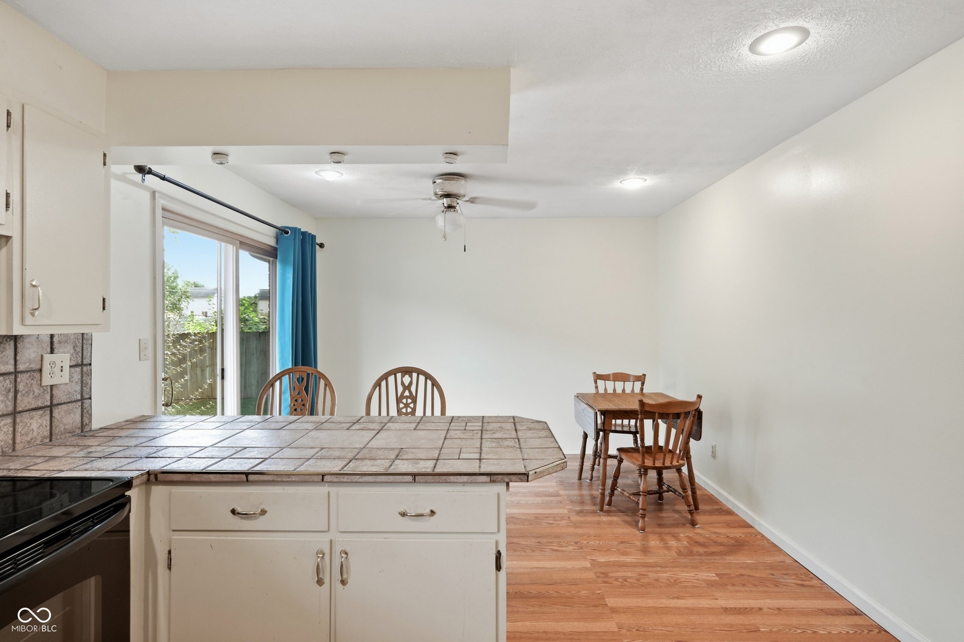 7927 Hoop Road, Indianapolis, IN 46217 Breakfast bar with tile countertop and backsplash