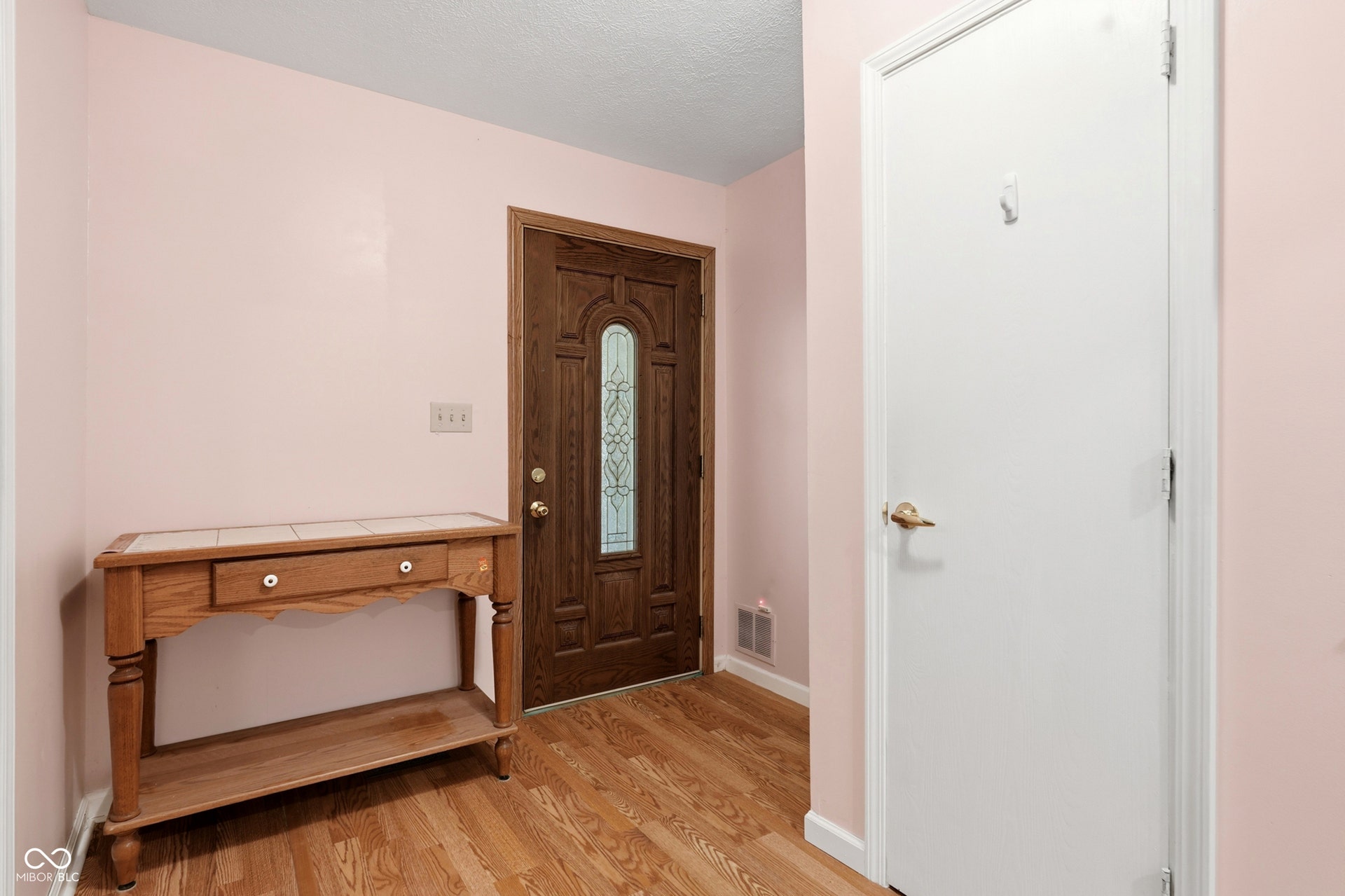 7927 Hoop Road, Indianapolis, IN 46217 Wood-finish laminate flooring
