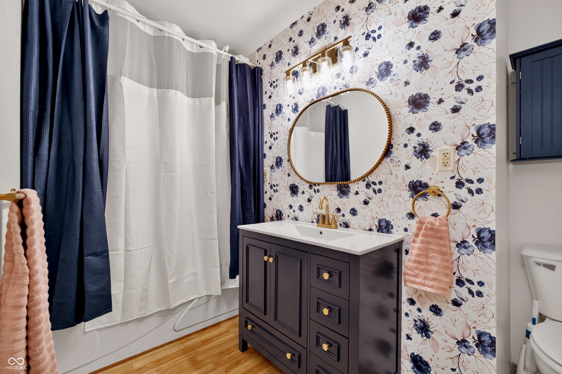 Guest Full Bathroom