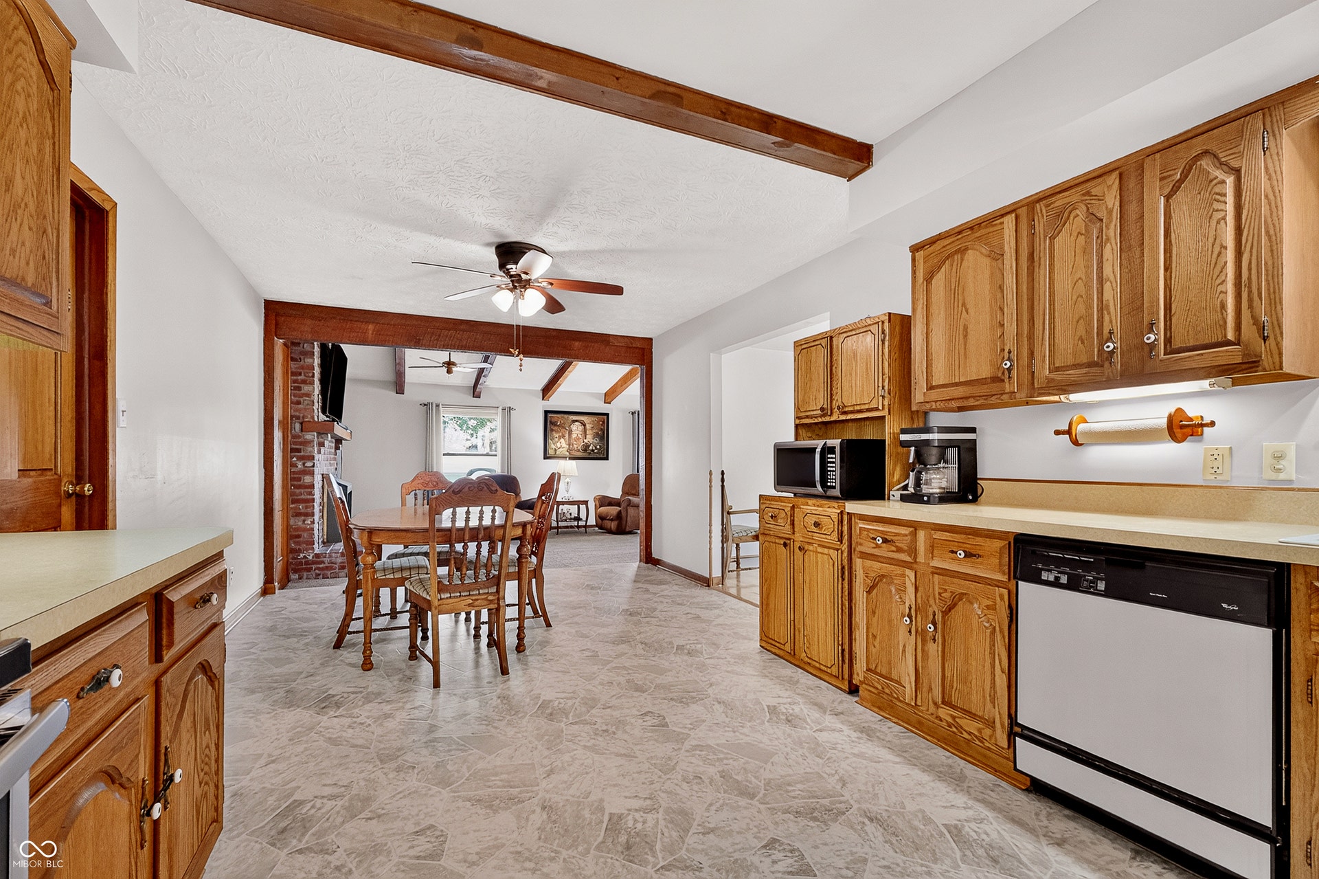 Kitchen and Dining Room Pic #3