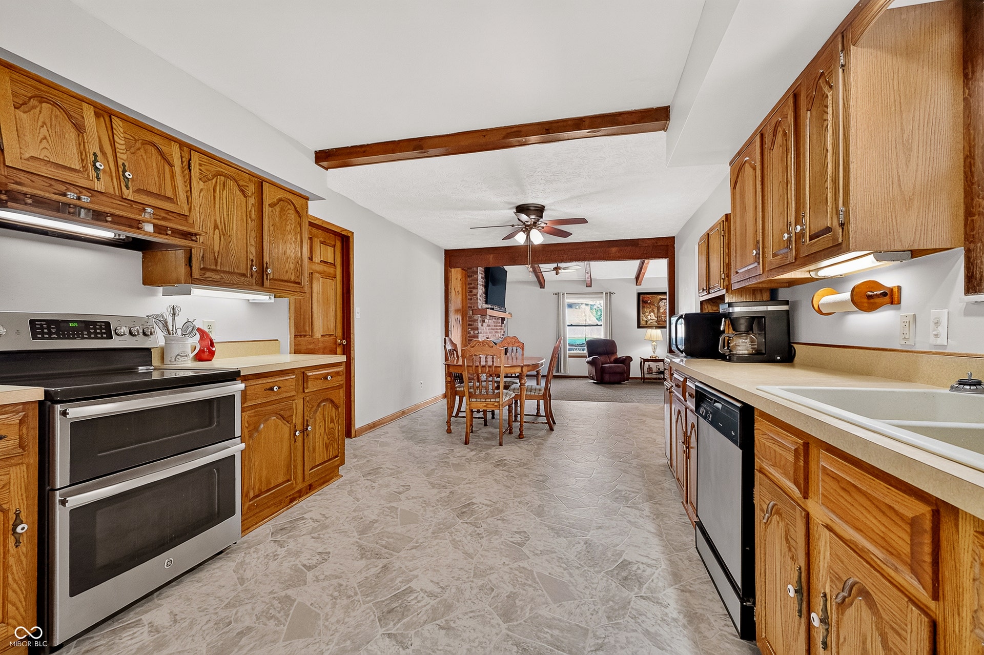 Kitchen and Dining Room Pic #2
