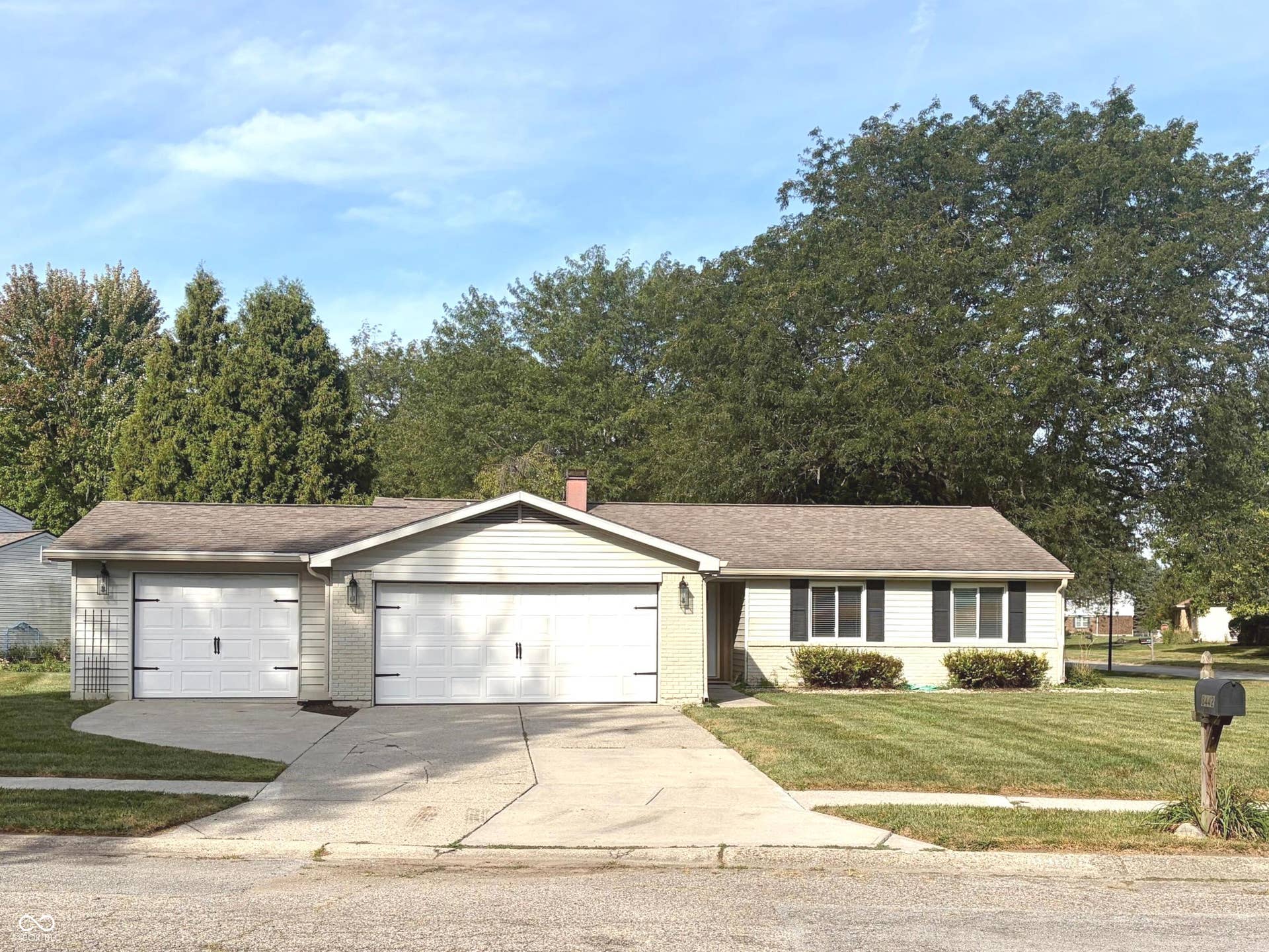 Single-story living. Meaningful updates. Nearly half an acre. A screened porch. Three-car garage. And a location close to the conveniences you use every day.