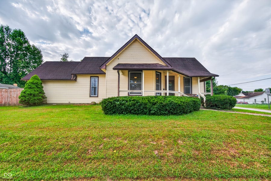 Property photo for 923 Washington Street, Hope, IN
