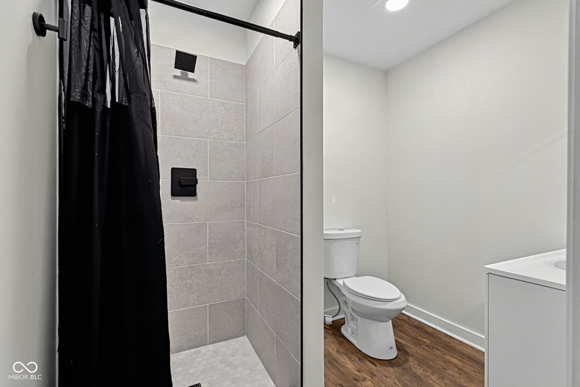 4125 Clarendon, Indianapolis, IN 46208 primary bath