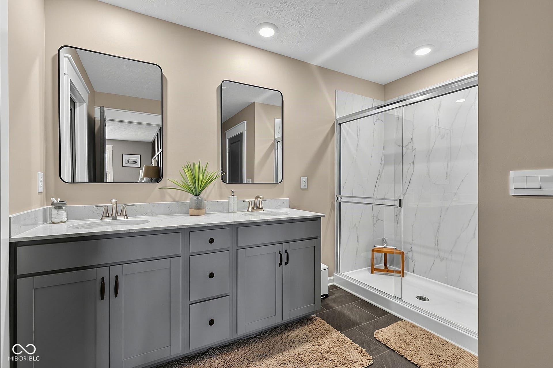 Dual vanity with undermount sinks and quartz countertops