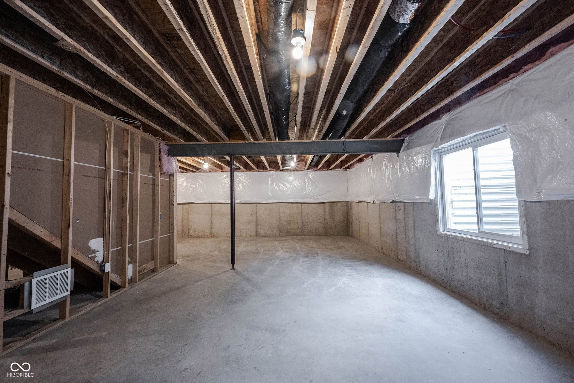 Unfinished basement area - 9ft ceilings, plumbed for a full bath