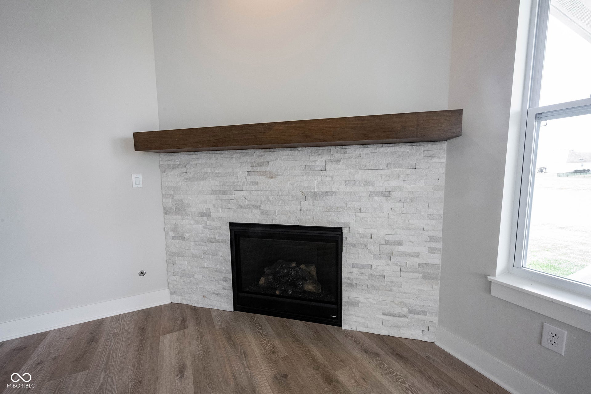 Gas fireplace with wood beam mantle